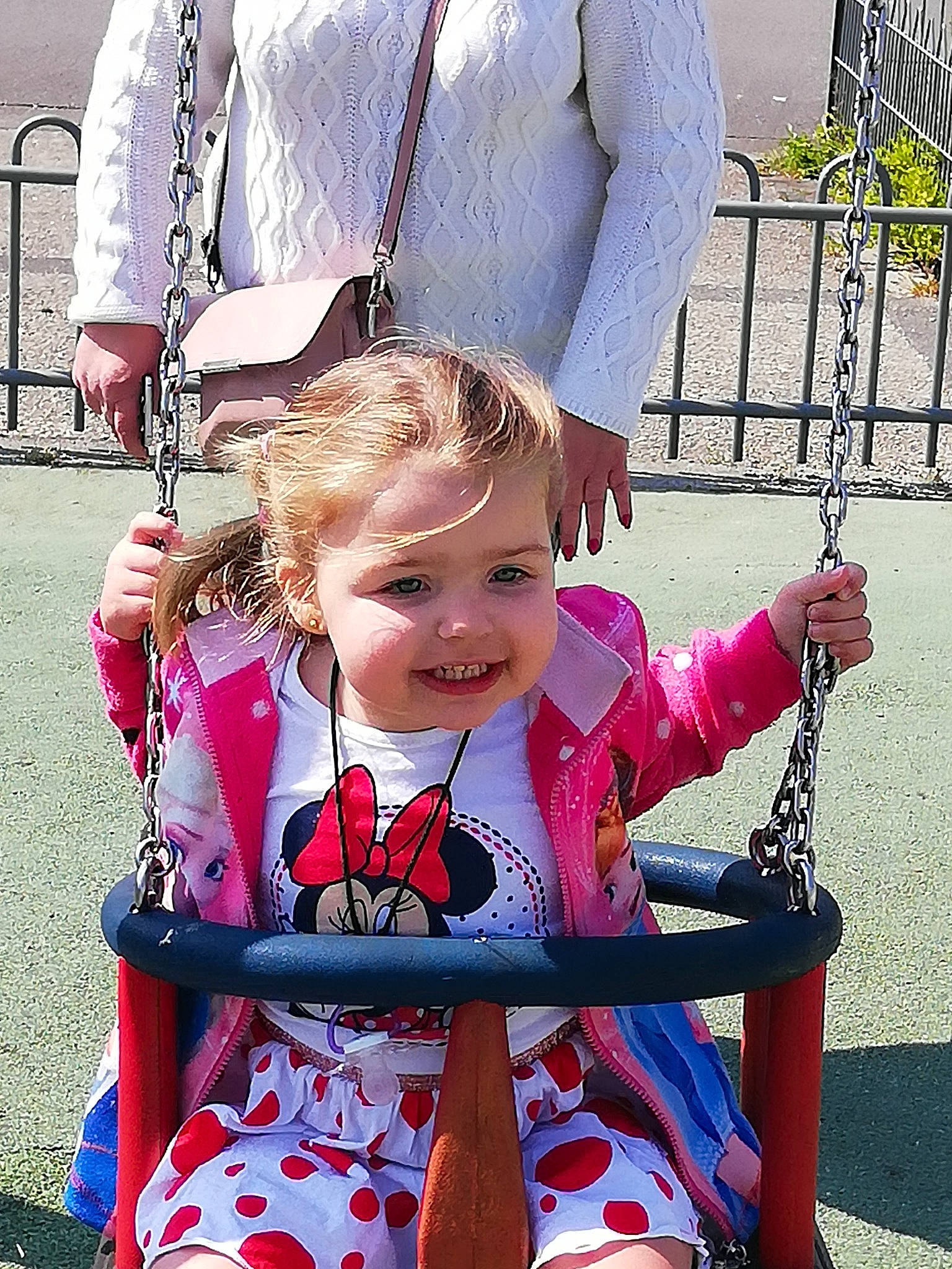 Marine participe au concours pour gagner de l'argent avec cette photo : baby_products, child, fun, joy, leisure, outdoor_play_equipment, person, pink, play, playground, public_space, recreation, smile, swing, toddler, vacation