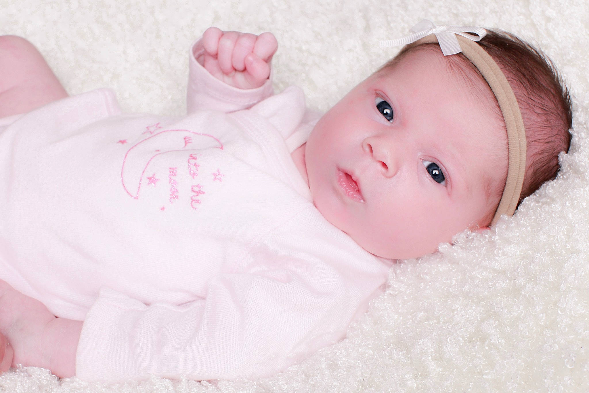 Mélia participe au concours pour gagner de l'argent avec cette photo : baby, baby_toddler_clothing, cheek, child, comfort, eye, eyelash, iris, linens, lip, magenta, pattern, person, pink, portrait_photography, room, skin, sleeve, toddler