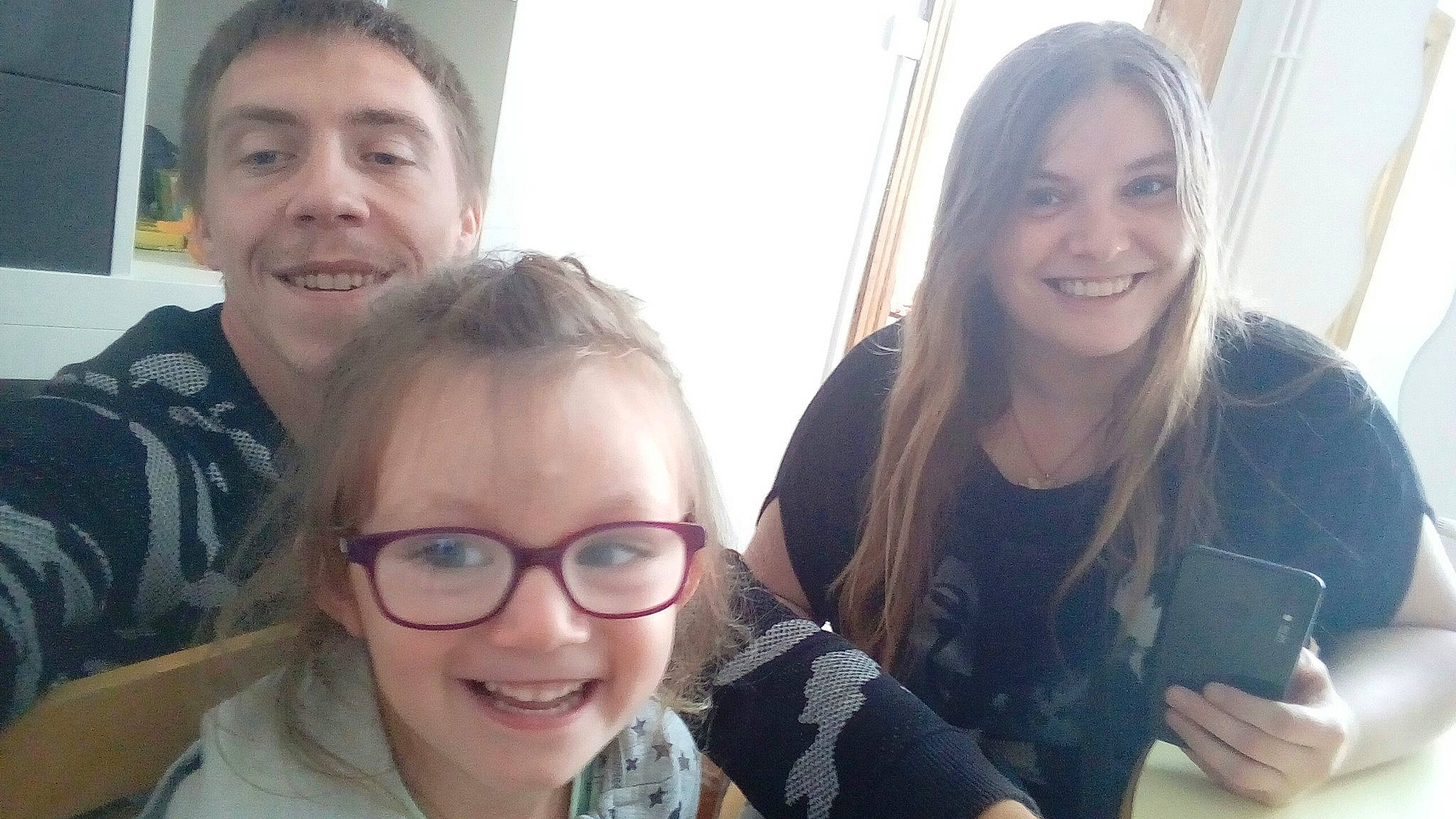 Laurie a rejoint le concours — aidez-le/la à gagner de superbes lots ! child, eye, eyebrow, eyewear, face, facial_expression, forehead, friendship, fun, glasses, hair, hairstyle, happy, head, joy, nose, people, person, photography, selfie