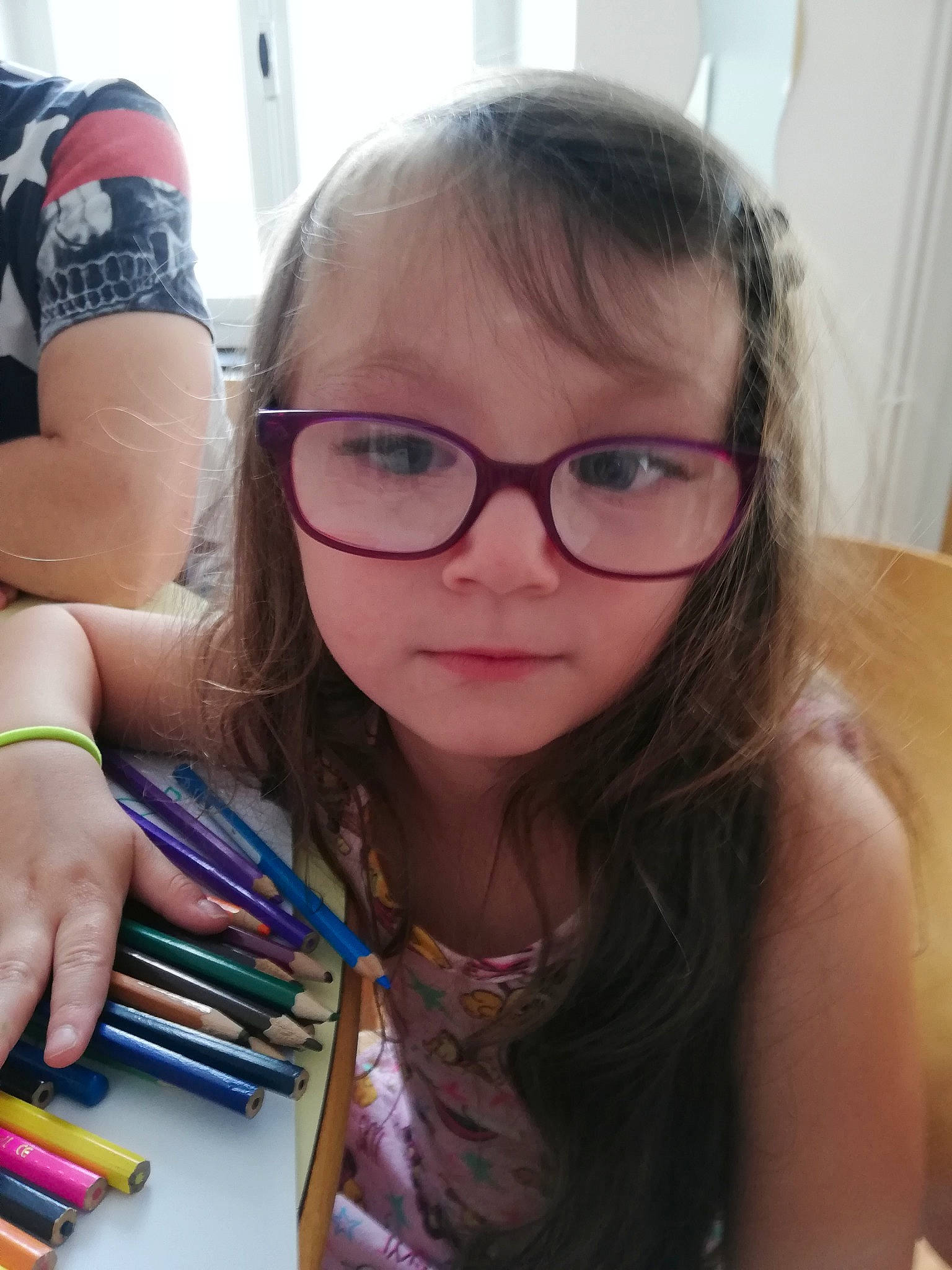 Laurie participe au concours pour gagner de l'argent avec cette photo : bangs, brown_hair, child, eyebrow, eyewear, face, finger, forehead, fun, glasses, hair, hairstyle, lip, long_hair, mouth, nose, pencil, person, smile, vision_care