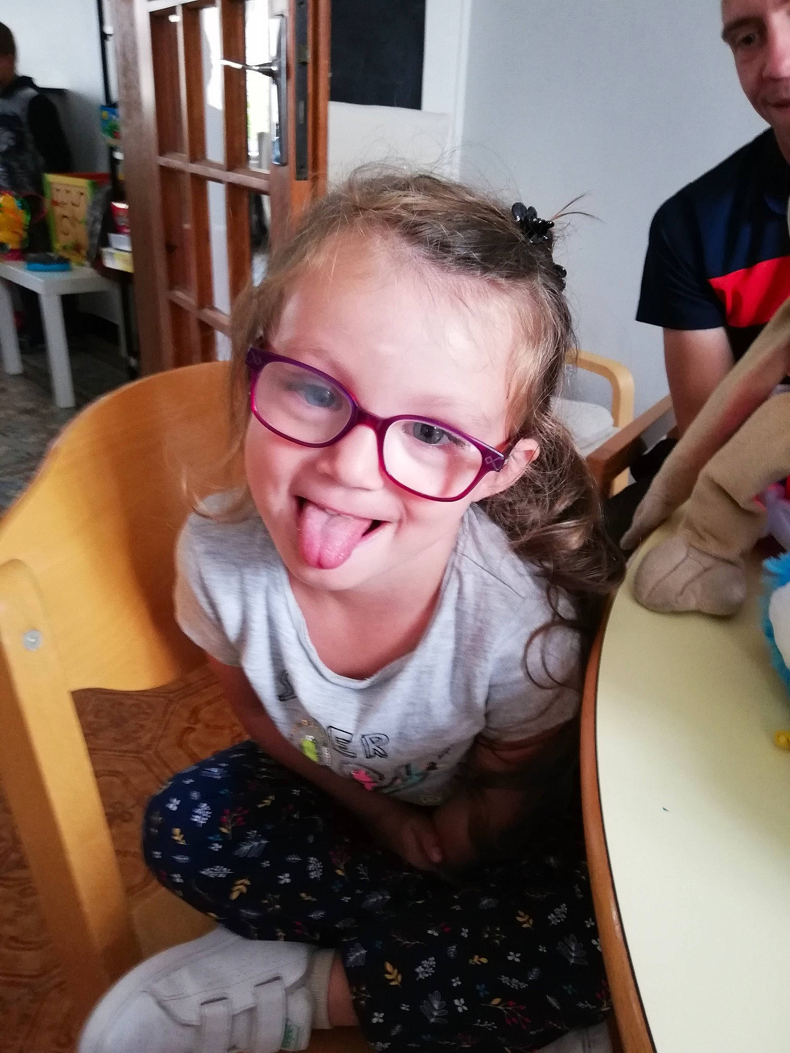 Laurie participe au concours pour gagner de l'argent avec cette photo : eyewear, fun, glasses, joy, person, smile, vision_care