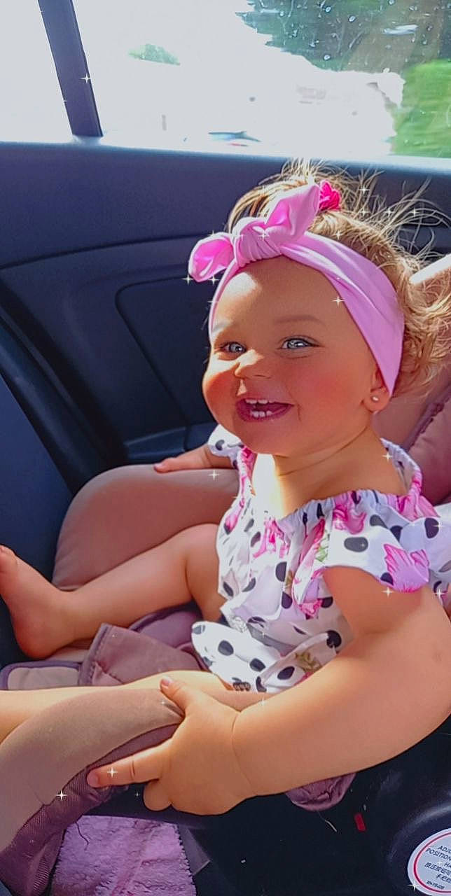 Shaily participe au concours pour gagner de l'argent avec cette photo : blond, event, eyewear, fashion_accessory, fun, happy, headband, headpiece, headwear, human_leg, jewellery, joy, leisure, lip, magenta, person, pink, recreation, sitting, skin