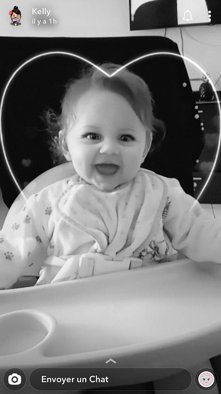 Shaily a rejoint le concours — aidez-le/la à gagner de superbes lots ! arm, baby, baby_toddler_clothing, black, black_and_white, cheek, child, facial_expression, flash_photography, happy, iris, joy, monochrome_photography, person, photograph, product, sleeve, smile, standing, style