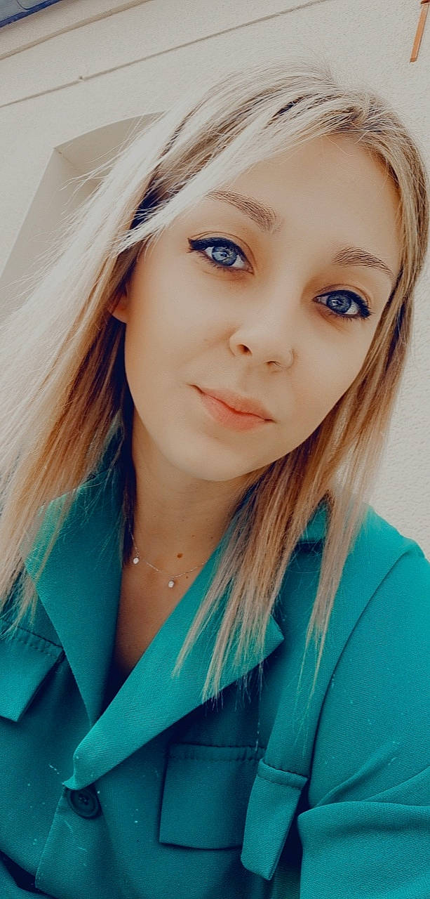 Layana participe au concours pour gagner de l'argent avec cette photo : azure, cool, eye, eye_liner, eyebrow, eyelash, face, flash_photography, forehead, hair, happy, iris, jaw, lip, mouth, neck, nose, outerwear, person, skin