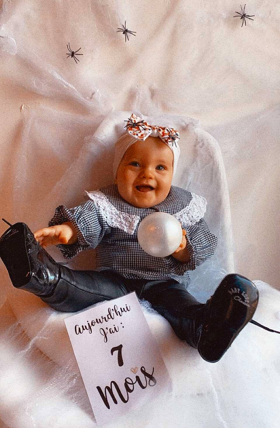 Lina a rejoint le concours — aidez-le/la à gagner de superbes lots ! baby, baby_carriage, baby_products, baby_safety, baby_sleeping, baby_toddler_clothing, child, comfort, fashion_accessory, font, hair_accessory, happy, headpiece, joy, linens, person, product, room, sitting, sleeve