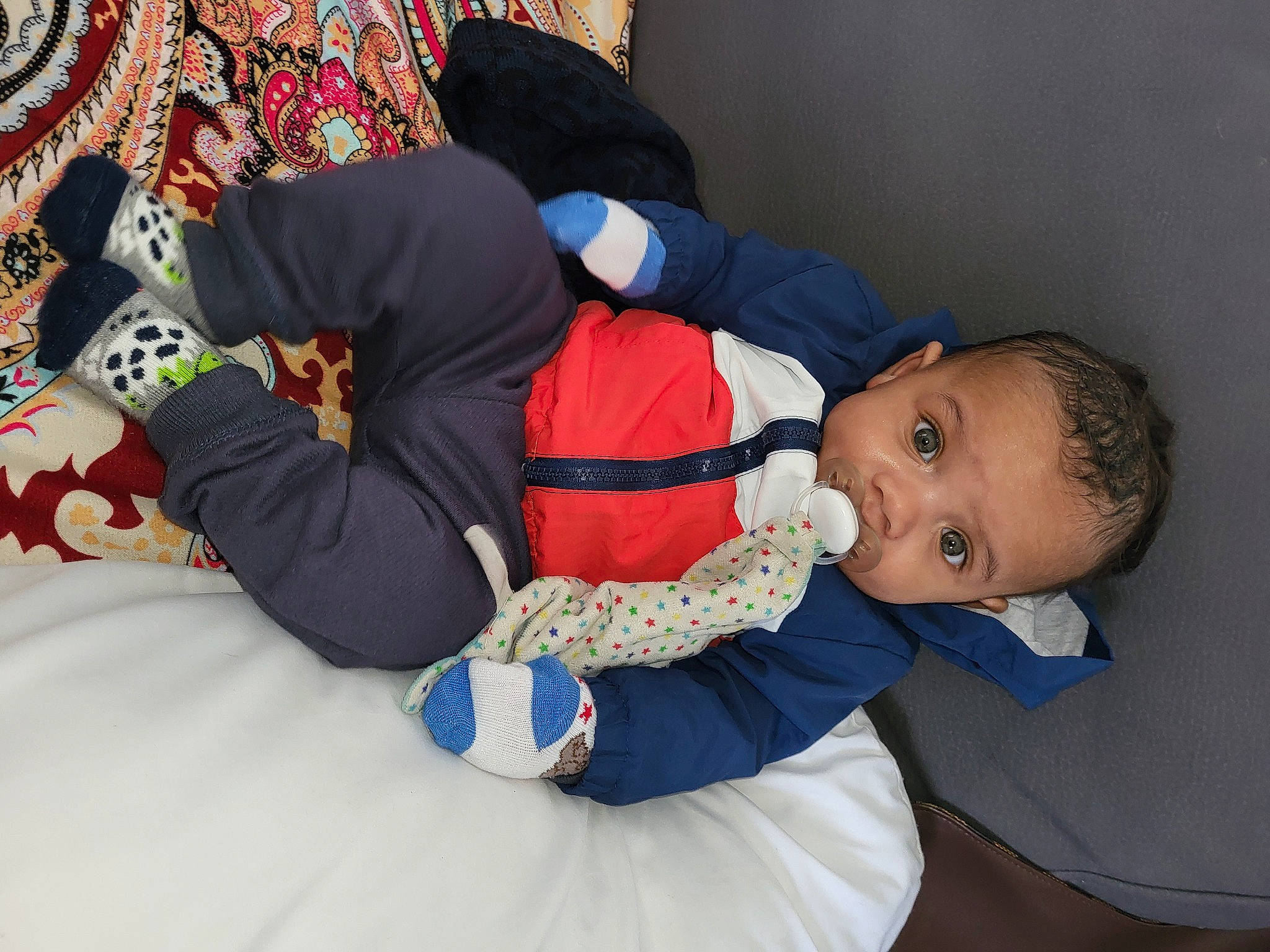 Keindrix Felix a rejoint le concours — aidez-le/la à gagner de superbes lots ! baby, baby_toddler_clothing, carmine, child, comfort, elbow, electric_blue, facial_expression, finger, fun, gesture, happy, human_body, joint, lap, mouth, person, sitting, sleeve, textile