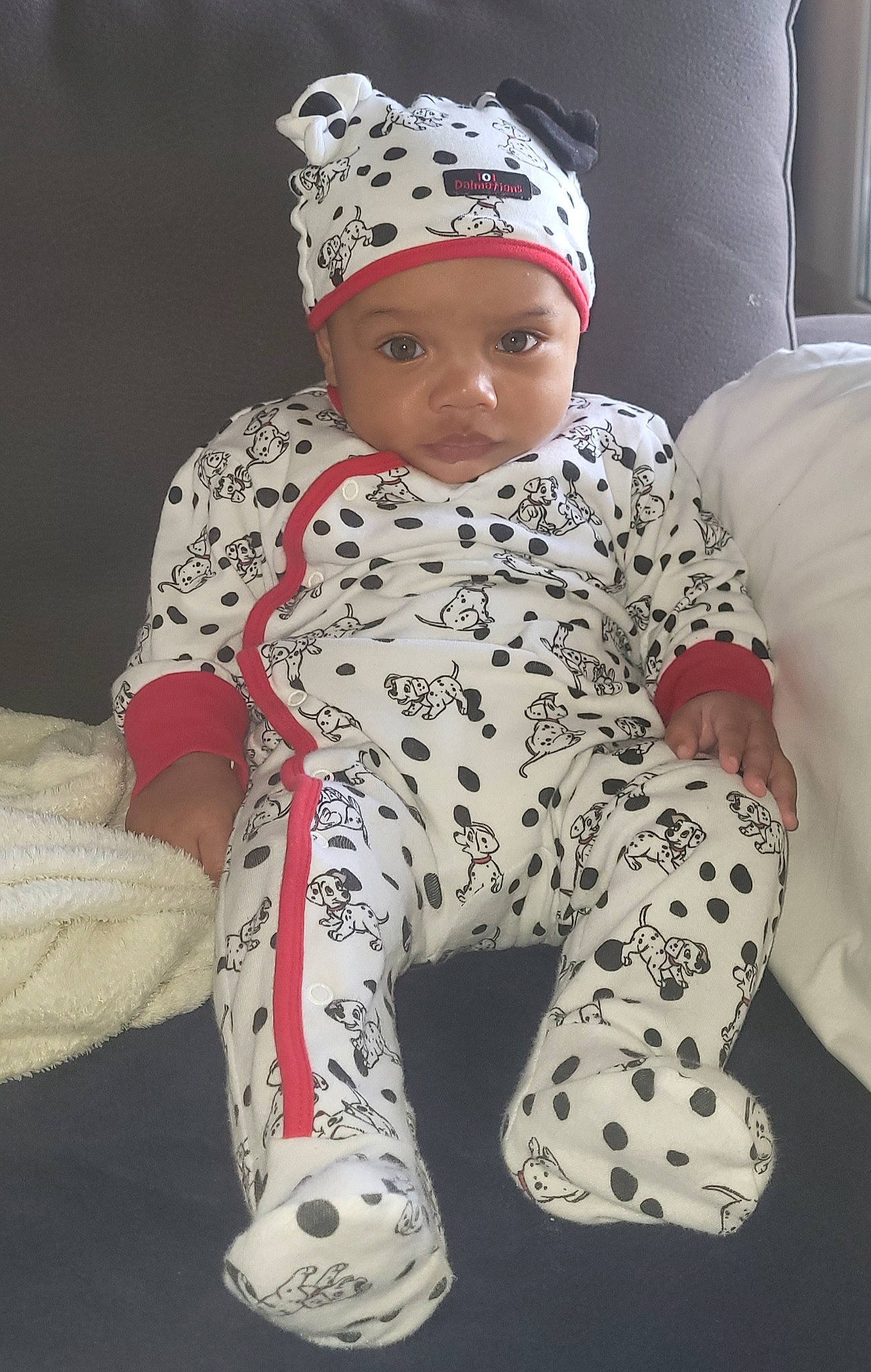 Keindrix Felix a rejoint le concours — aidez-le/la à gagner de superbes lots ! arm, baby, baby_toddler_clothing, cap, carmine, child, comfort, flooring, fur, hat, headwear, human_body, human_leg, knee, leg, pattern, person, personal_protective_equipment, sitting, sleeve