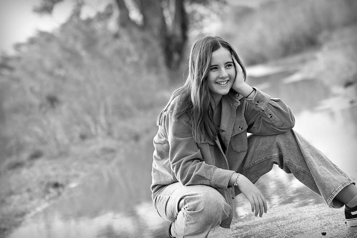 Lilou a rejoint le concours — aidez-le/la à gagner de superbes lots ! black_and_white, blond, brown_hair, flash_photography, forest, freezing, grass, grassland, happy, jacket, jeans, joy, landscape, long_hair, monochrome, monochrome_photography, people_in_nature, person, smile, street_fashion