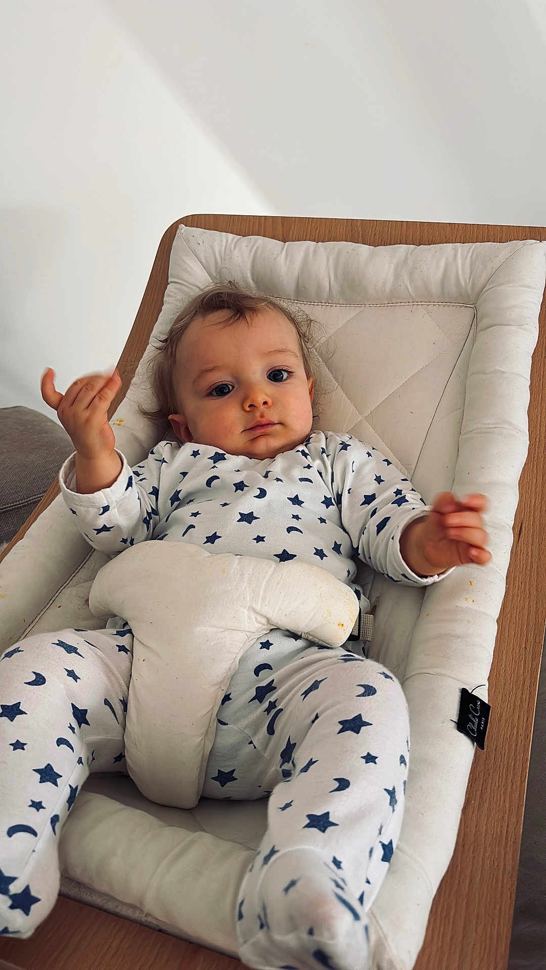 Eli a rejoint le concours — aidez-le/la à gagner de superbes lots ! baby, infant, pajamas, stars, moon, baby_seat, wood, cushion, white, blue, clothing, face, hands, expression, indoor, child, cute, portrait, young, relaxed