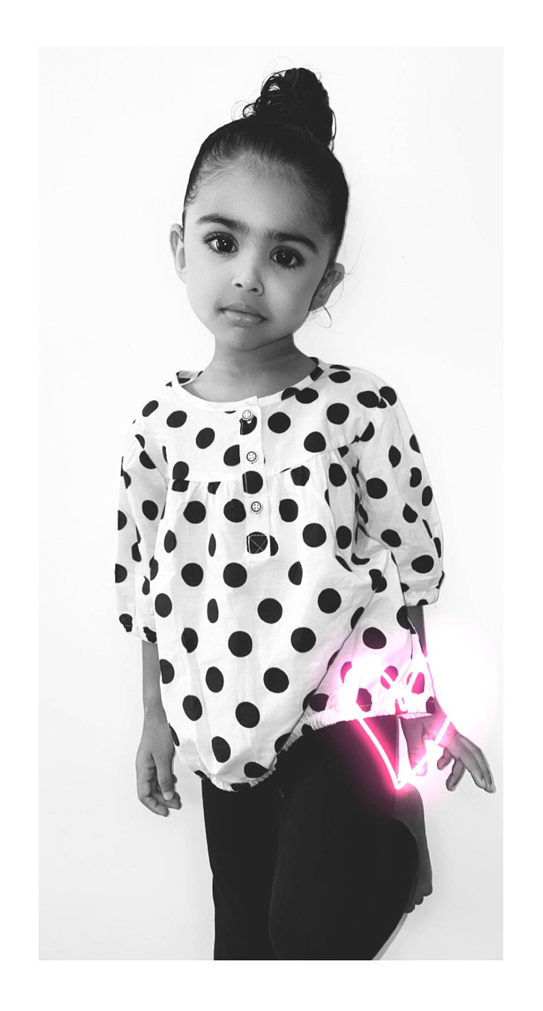 Ildiko participe au concours pour gagner de l'argent avec cette photo : arm, baby_toddler_clothing, black, black_and_white, day_dress, entertainment, eyelash, fashion_design, hair, hairstyle, headgear, human_body, monochrome_photography, neck, pattern, person, rectangle, sleeve, street_fashion, style