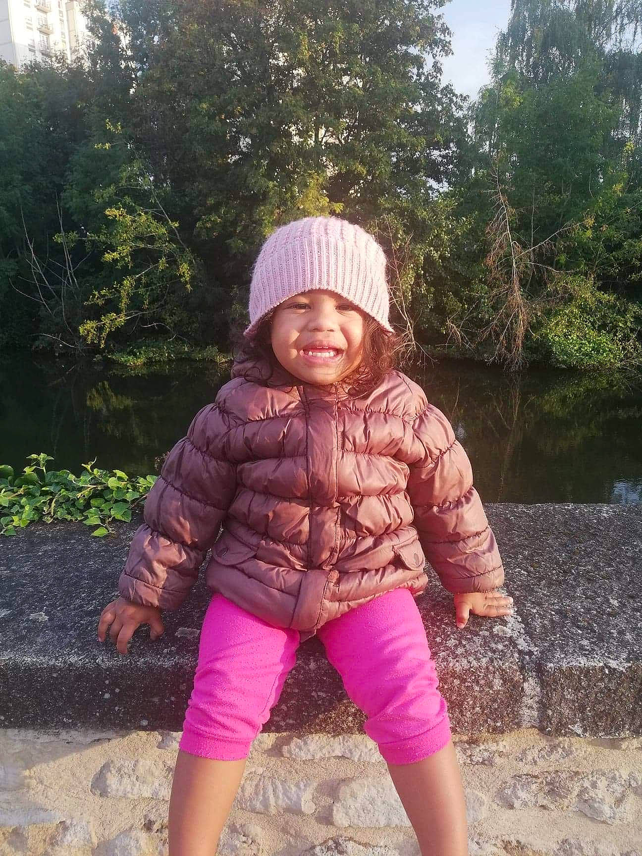 Akila a rejoint le concours — aidez-le/la à gagner de superbes lots ! child, eye, face, fun, grass, happy, headwear, jacket, leisure, magenta, pattern, people_in_nature, person, personal_protective_equipment, plant, sleeve, smile, soil, thigh, toddler