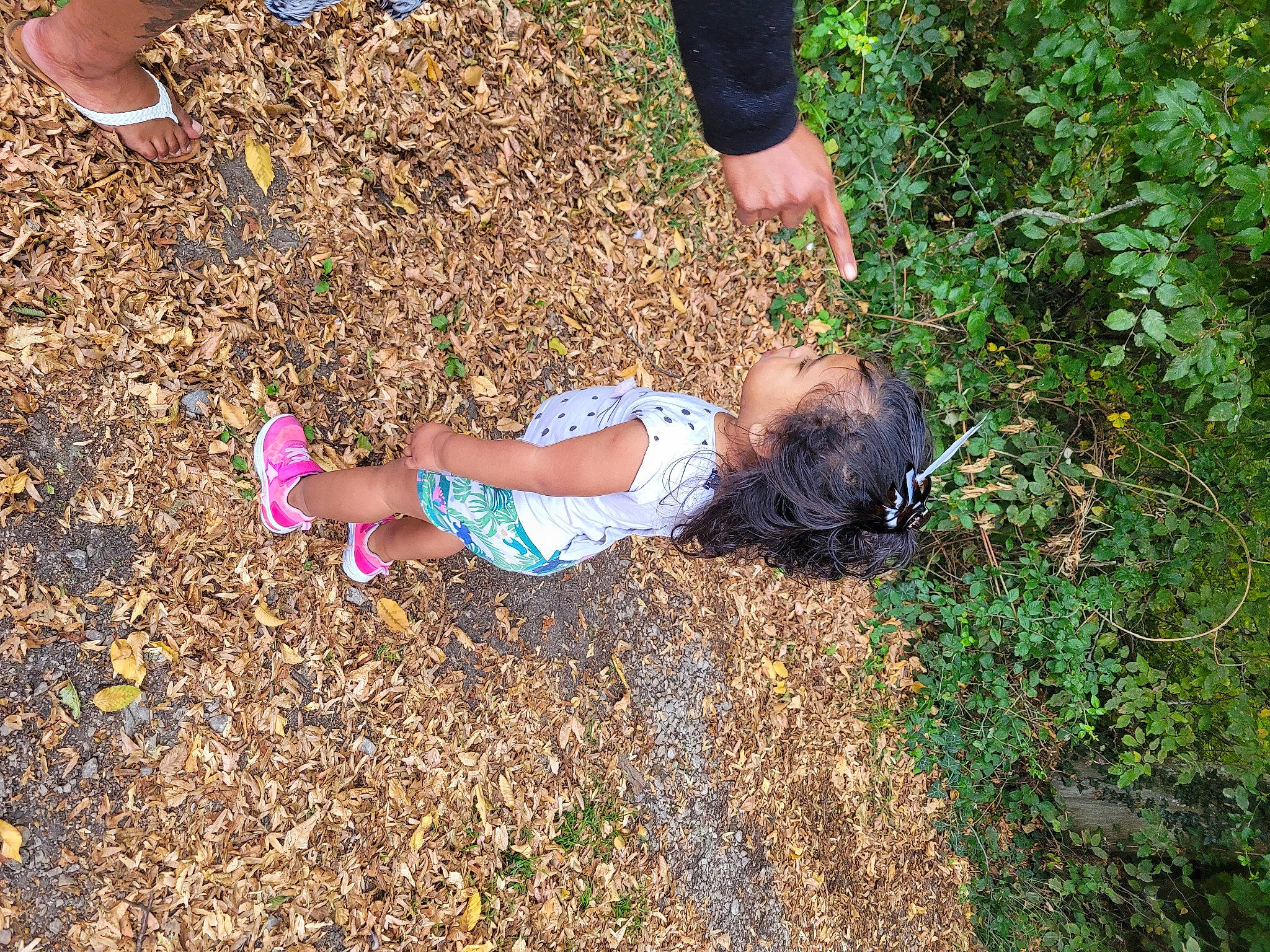 Akila a rejoint le concours — aidez-le/la à gagner de superbes lots ! calf, child, electric_blue, foot, fun, grass, grass_family, groundcover, human_leg, knee, leg, leisure, people_in_nature, person, plant, shadow, shoe, sneakers, sock, soil