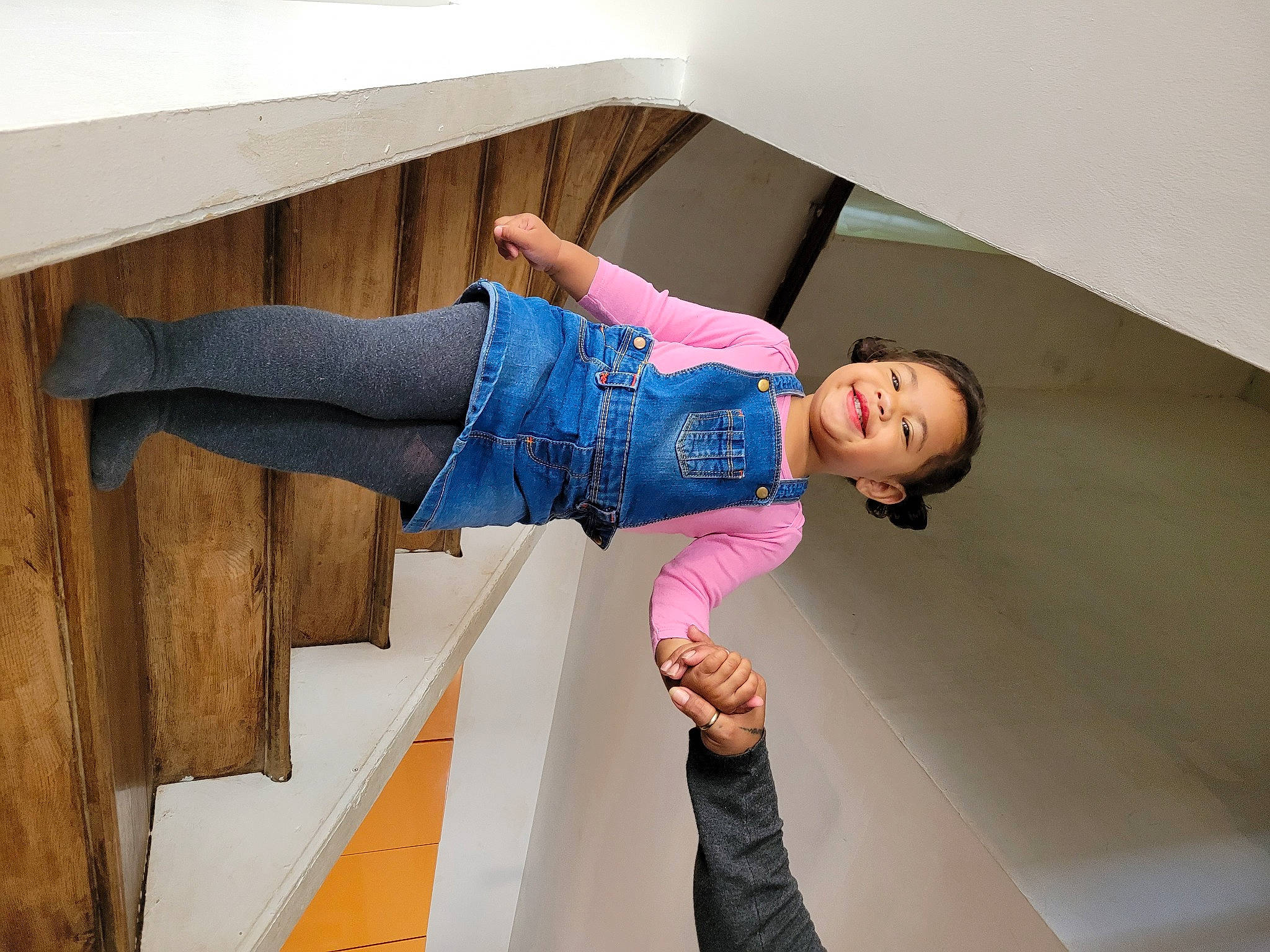 Akila a rejoint le concours — aidez-le/la à gagner de superbes lots ! balance, denim, fashion_design, floor, flooring, hardwood, human_leg, jeans, joy, knee, leg, leisure, magenta, person, room, sleeve, smile, t_shirt, thigh, waist