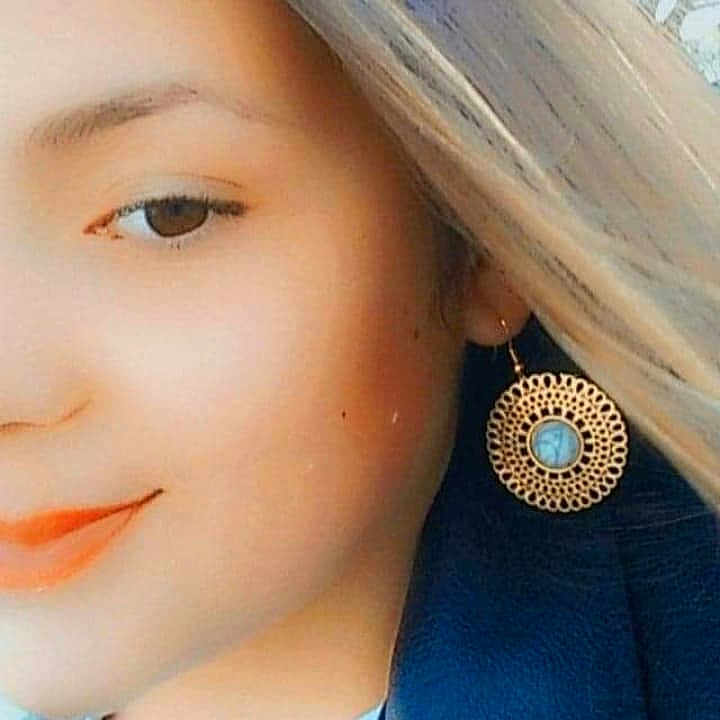 Amelia participe au concours pour gagner de l'argent avec cette photo : azure, blue, chin, earrings, eye_liner, eyebrow, eyelash, facial_expression, fashion, flash_photography, forehead, hairstyle, iris, jaw, lip, neck, nose, shoulder, skin, smile