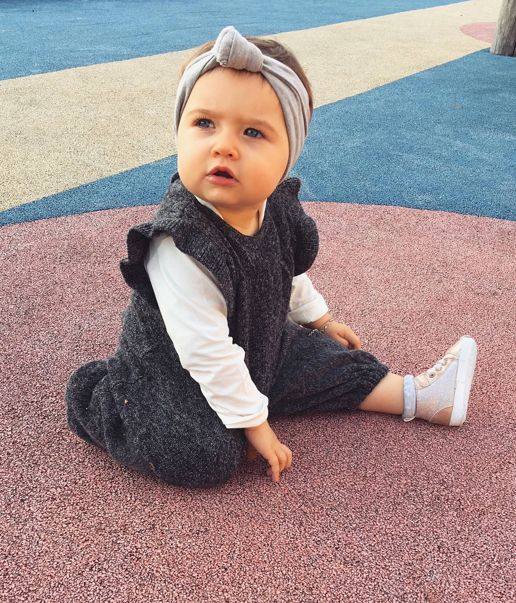 Alyssia a rejoint le concours — aidez-le/la à gagner de superbes lots ! cap, child, flooring, fun, girl, headgear, material, neck, outerwear, person, shoe, smile, textile, toddler