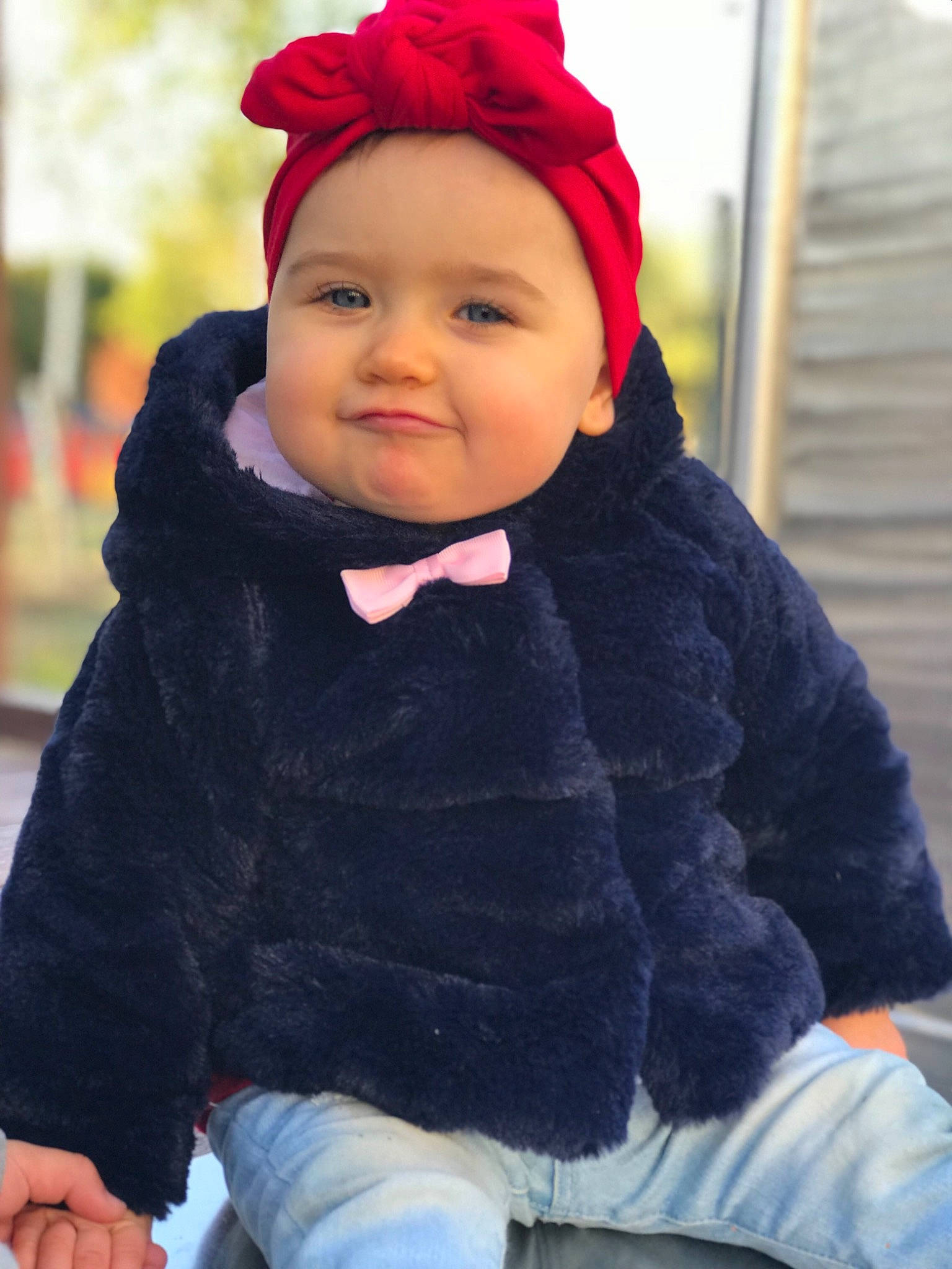 Alyssia a rejoint le concours — aidez-le/la à gagner de superbes lots ! beanie, bonnet, cap, child, fur, fur_clothing, girl, hair_accessory, headgear, infant, knit_cap, material, neck, outerwear, person, scarf, skin, smile, textile, toddler