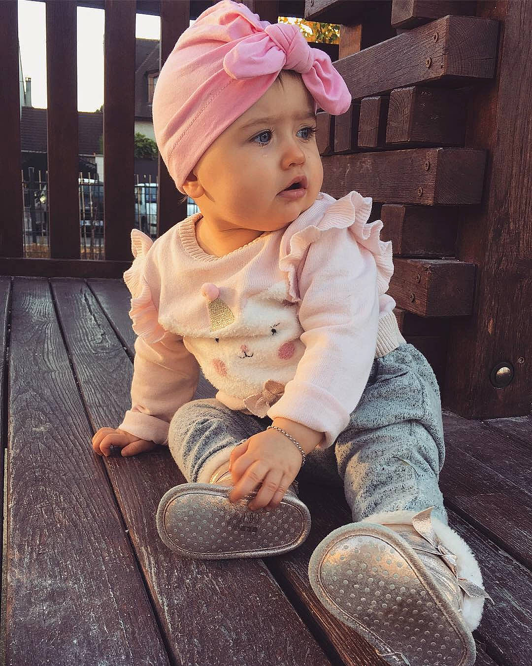 Alyssia participe au concours pour gagner de l'argent avec cette photo : cap, child, cool, girl, hair_accessory, headgear, infant, person, product, sitting, skin, textile, toddler