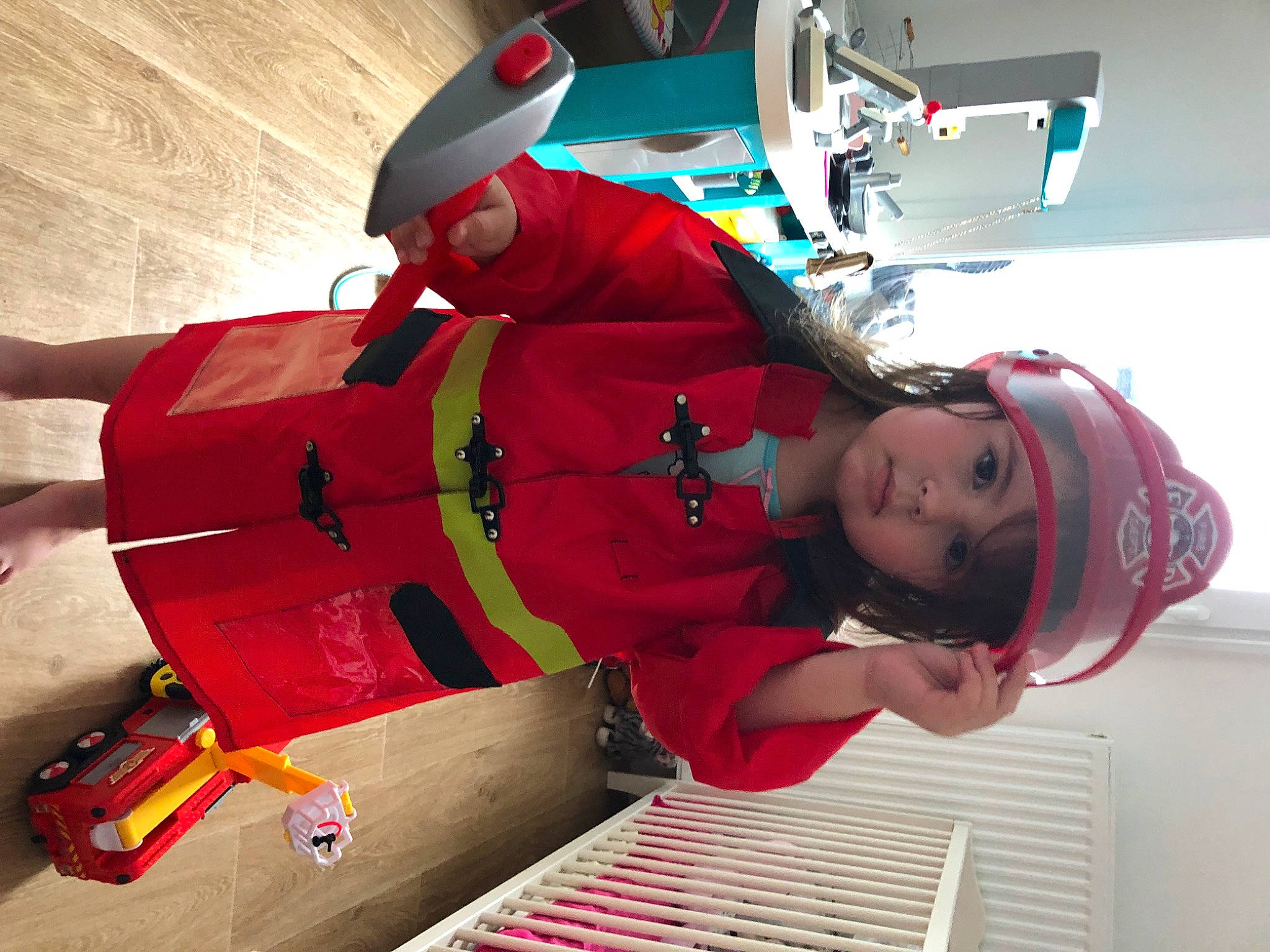 Ilona participe au concours pour gagner de l'argent avec cette photo : carmine, child, costume, fictional_character, fun, hat, headwear, person, personal_protective_equipment, red, room, toddler, vacation