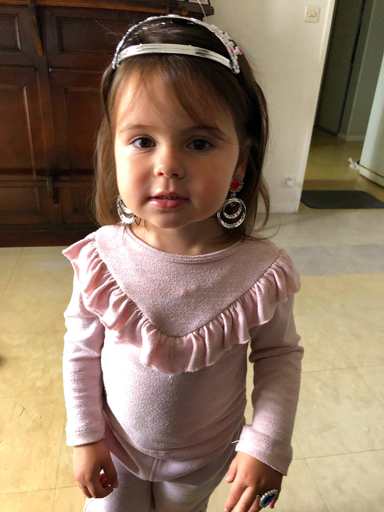 Ilona a rejoint le concours — aidez-le/la à gagner de superbes lots ! baby_toddler_clothing, embellishment, eyelash, face, fashion_design, goggles, hair, head, headgear, iris, lip, neck, person, personal_protective_equipment, pink, shoulder, skin, sleeve, sunglasses, waist