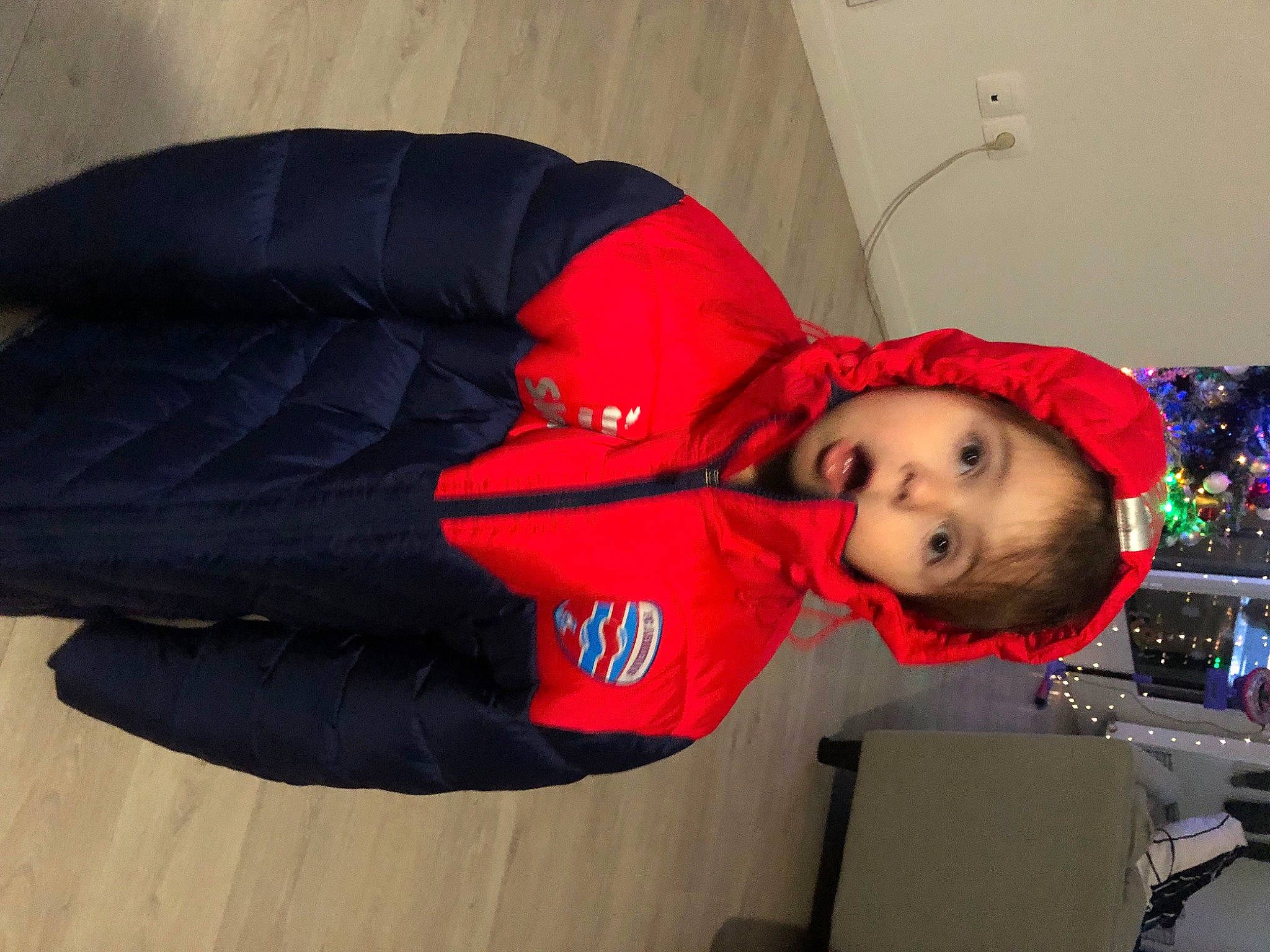 Ilona a rejoint le concours — aidez-le/la à gagner de superbes lots ! baby, baby_toddler_clothing, carmine, child, comfort, costume, event, fun, hat, holiday, person, personal_protective_equipment, polar_fleece, sleeve, surprise, toddler, windbreaker