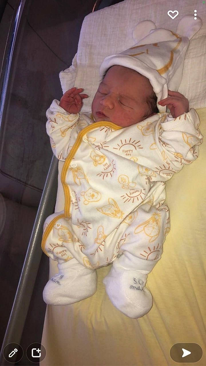 Kaylan a rejoint le concours — aidez-le/la à gagner de superbes lots ! arm, baby, baby_products, baby_safety, baby_sleeping, baby_toddler_clothing, cheek, child, comfort, hat, infant_bed, linens, mouth, nose, person, room, skin, sleep, sleeve, thumb