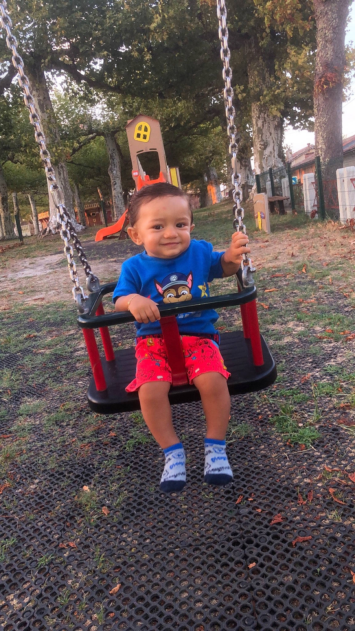 Kaylan a rejoint le concours — aidez-le/la à gagner de superbes lots ! child, city, electric_blue, fun, grass, happy, human_settlement, joy, leisure, outdoor_play_equipment, people_in_nature, person, plant, playground, recreation, shorts, smile, soil, swing, t_shirt