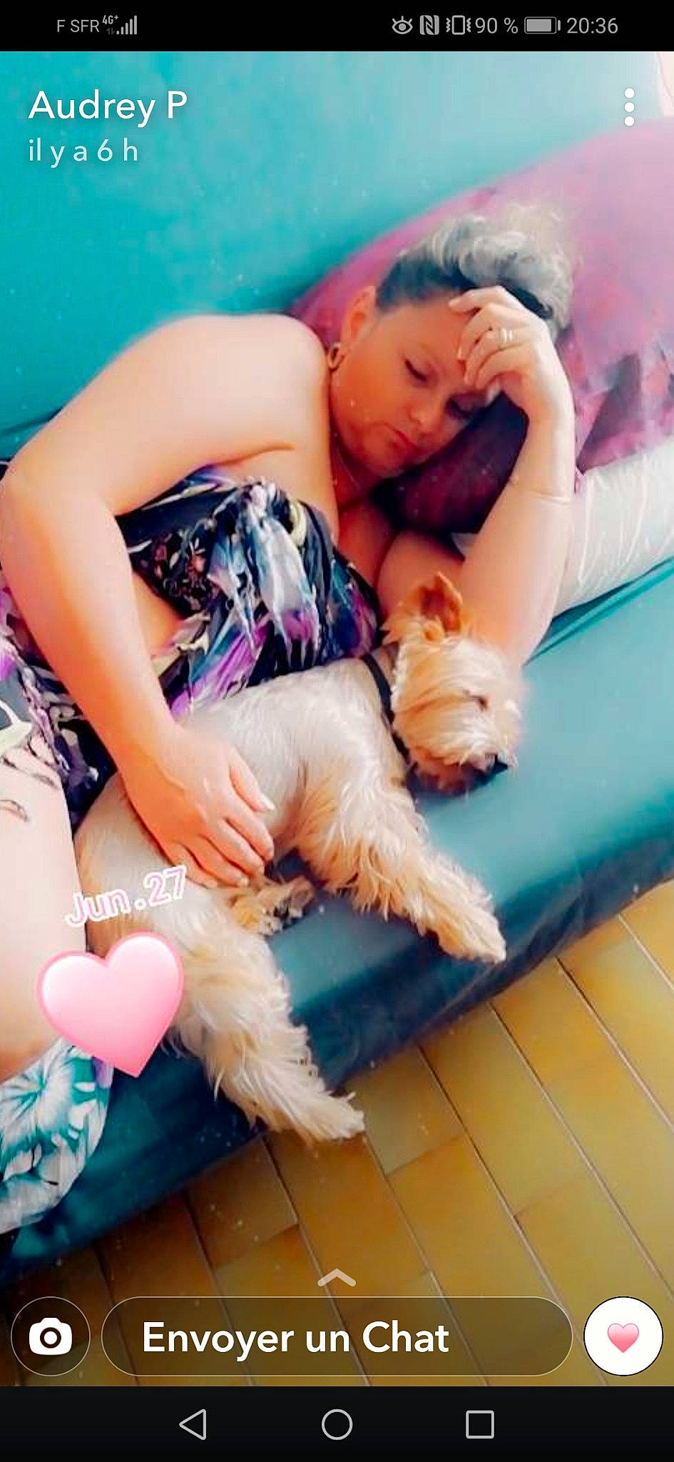 Arkos a rejoint le concours — aidez-le/la à gagner de superbes lots ! azure, barefoot, carnivore, child, comfort, companion_dog, dog, dog_breed, flooring, fun, gesture, happy, human_leg, lap, leisure, photograph, snapshot, thigh, toddler, toy_dog