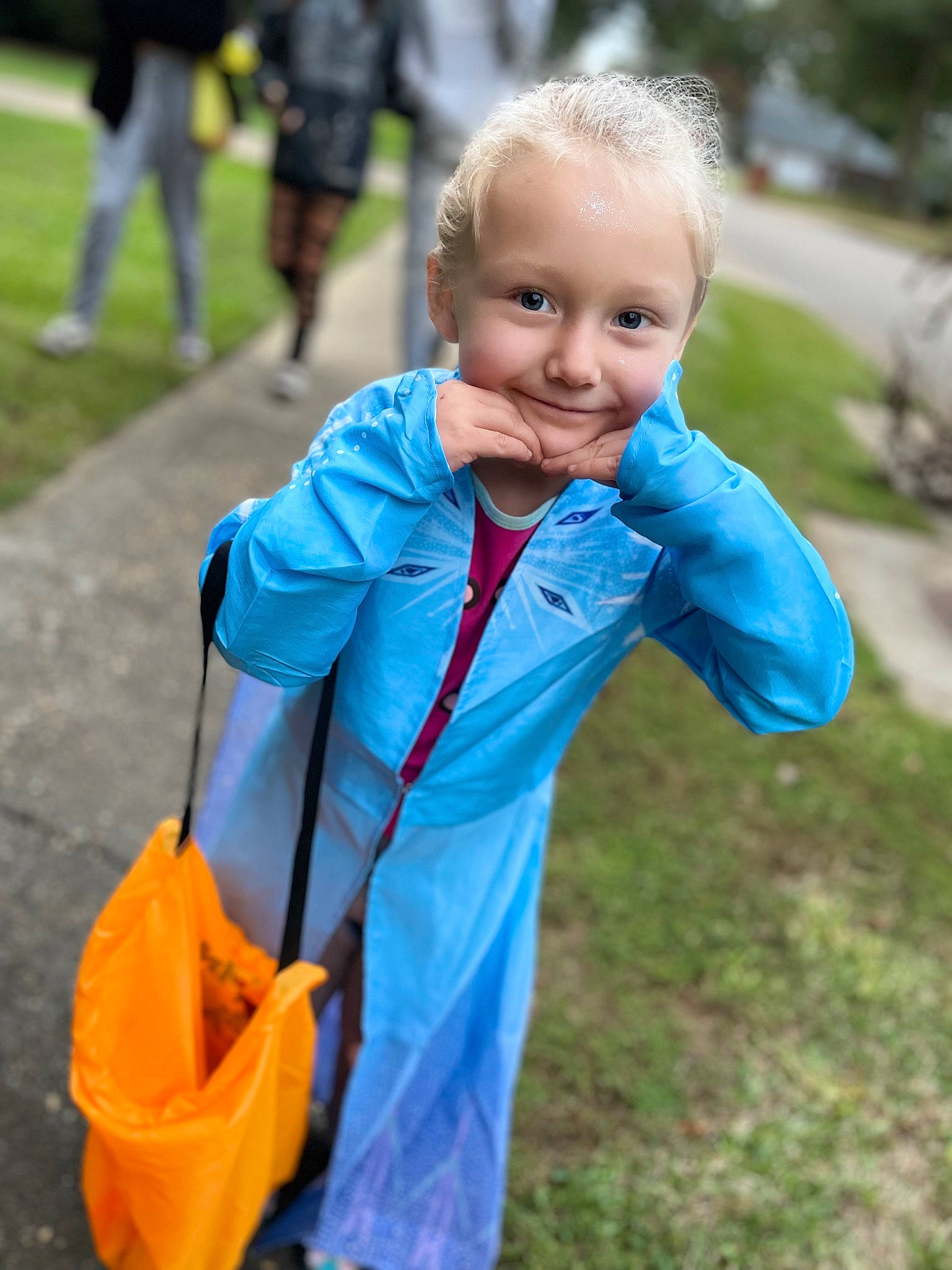 Hermelinda is registered to the contest to win money with this photo: bag, child, electric_blue, event, face, fun, grass, happy, joy, leisure, luggage_and_bags, people_in_nature, person, plant, play, recreation, soil, spring, summer, toddler