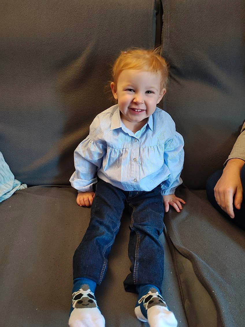 Louise participe au concours pour gagner de l'argent avec cette photo : azure, baby_toddler_clothing, comfort, denim, dress_shirt, finger, flash_photography, fun, gesture, hair, happy, human, human_body, joint, joy, leg, people, person, skin, sleeve