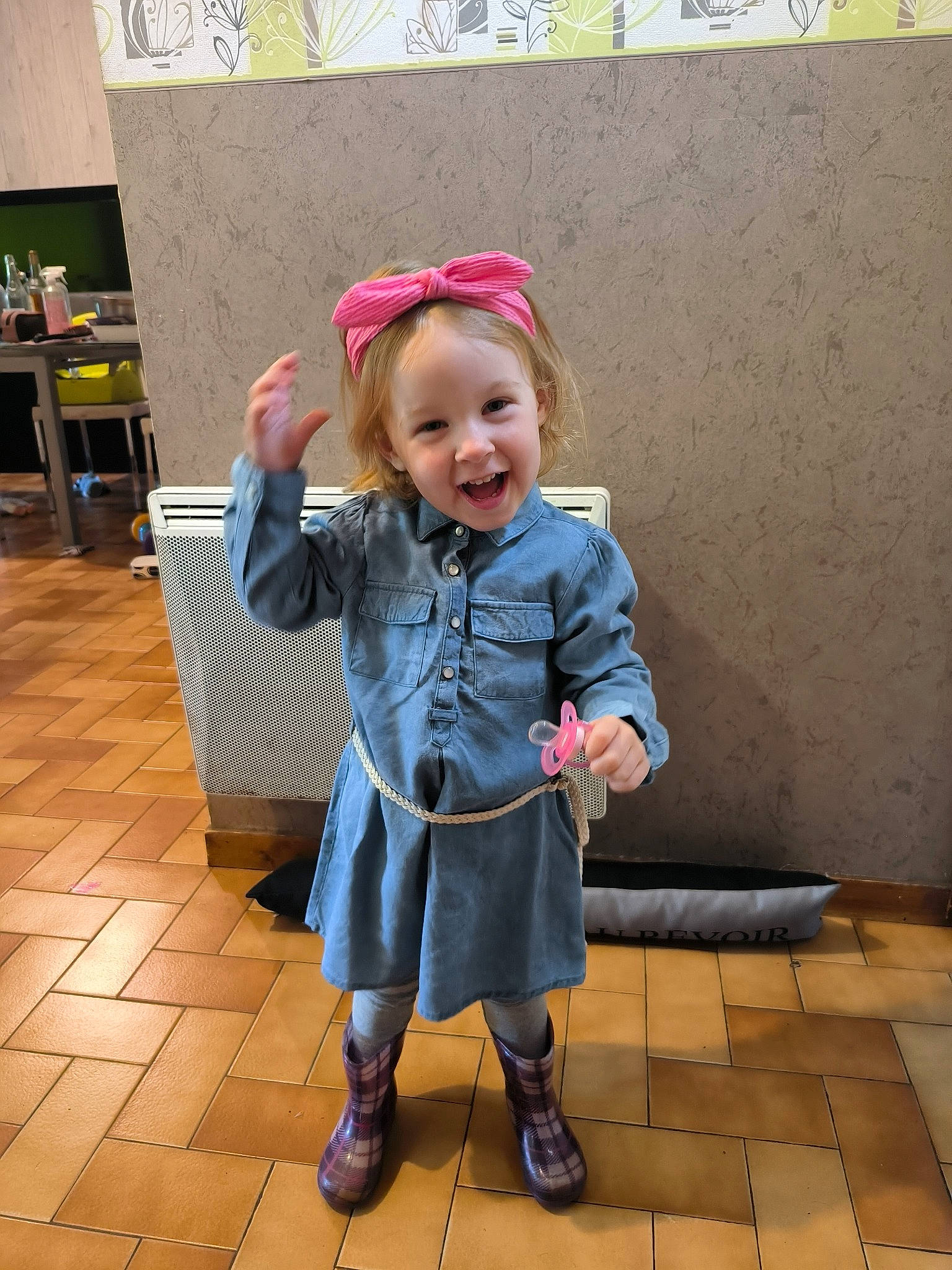 Louise a rejoint le concours — aidez-le/la à gagner de superbes lots ! baby_toddler_clothing, chair, child, costume, electric_blue, event, flooring, fun, happy, hat, joy, leisure, magenta, pattern, person, purple, room, sleeve, smile, standing