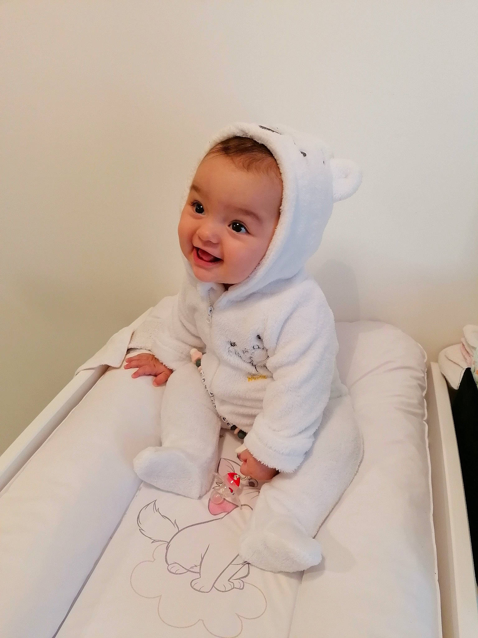 Cassiopée participe au concours pour gagner de l'argent avec cette photo : arm, baby, baby_products, baby_safety, baby_toddler_clothing, chair, child, comfort, dress, flash_photography, fun, happy, joy, linens, outerwear, person, purple, sitting, skin, sleeve