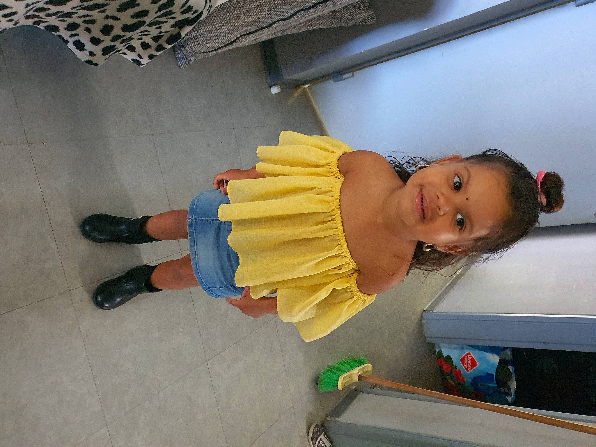 Luna participe au concours pour gagner de l'argent avec cette photo : baby, baby_toddler_clothing, child, cleanliness, elbow, finger, flooring, foot, fun, hand, human_leg, joint, joy, knee, machine, person, sandal, thigh, toddler