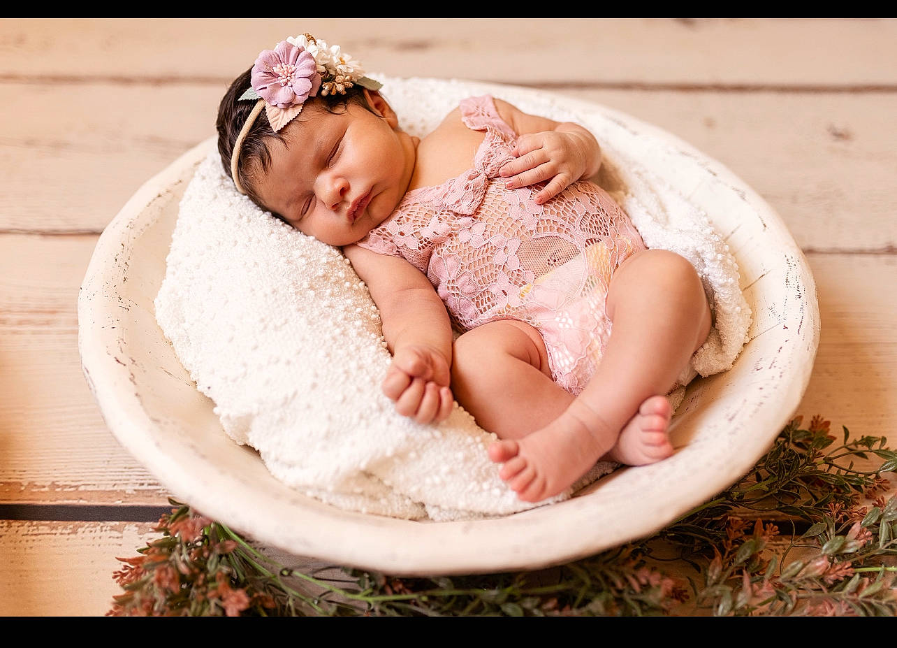 Mila participe au concours pour gagner de l'argent avec cette photo : baby, baby_sleeping, baby_toddler_clothing, clothing, comfort, crochet, embellishment, face, fashion_accessory, flash_photography, grass, hair_accessory, happy, headband, headgear, headpiece, jewellery, linens, person, textile