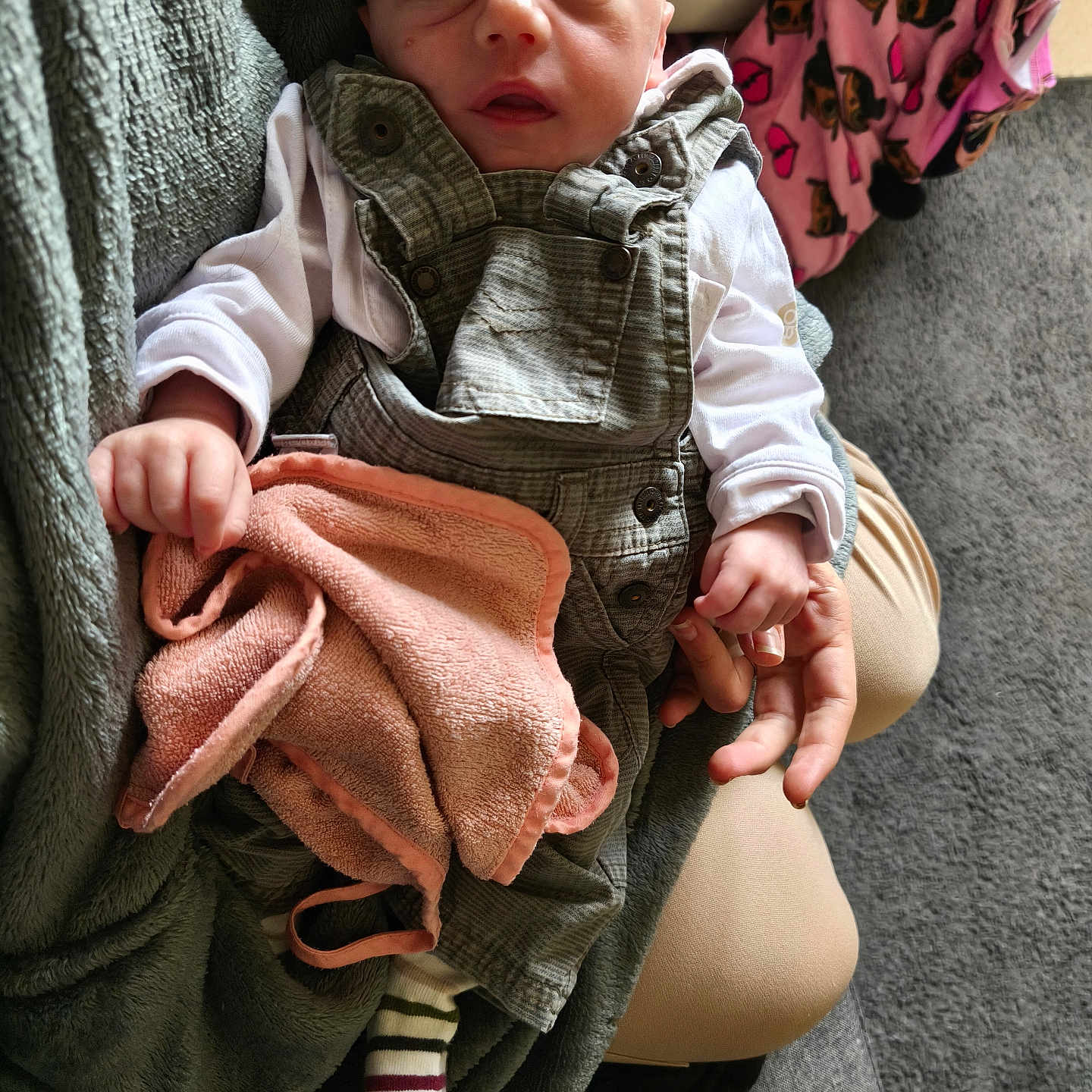 Edwynn a rejoint le concours — aidez-le/la à gagner de superbes lots ! baby, blanket, child, clothing, couch, cute, fabric, hand, holding_hand, indoor, infant, pattern, person, pink_blanket, plush, relaxed, sitting, sock, soft_texture, striped_sock