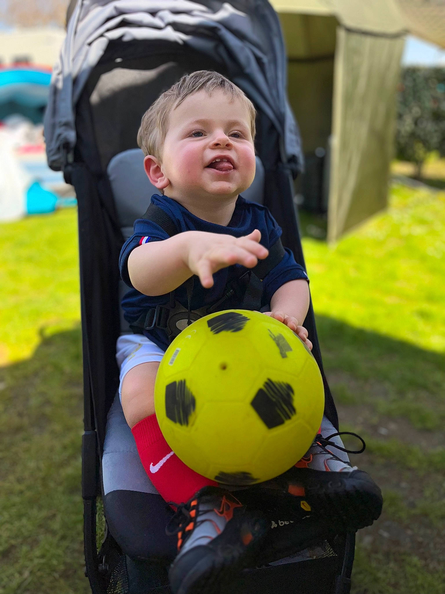 Mylann a rejoint le concours — aidez-le/la à gagner de superbes lots ! baby, baby_carriage, ball, face, football, football_equipment, fun, grass, happy, leisure, person, personal_protective_equipment, photograph, plant, player, recreation, smile, soccer_ball, sports_equipment, sports_gear