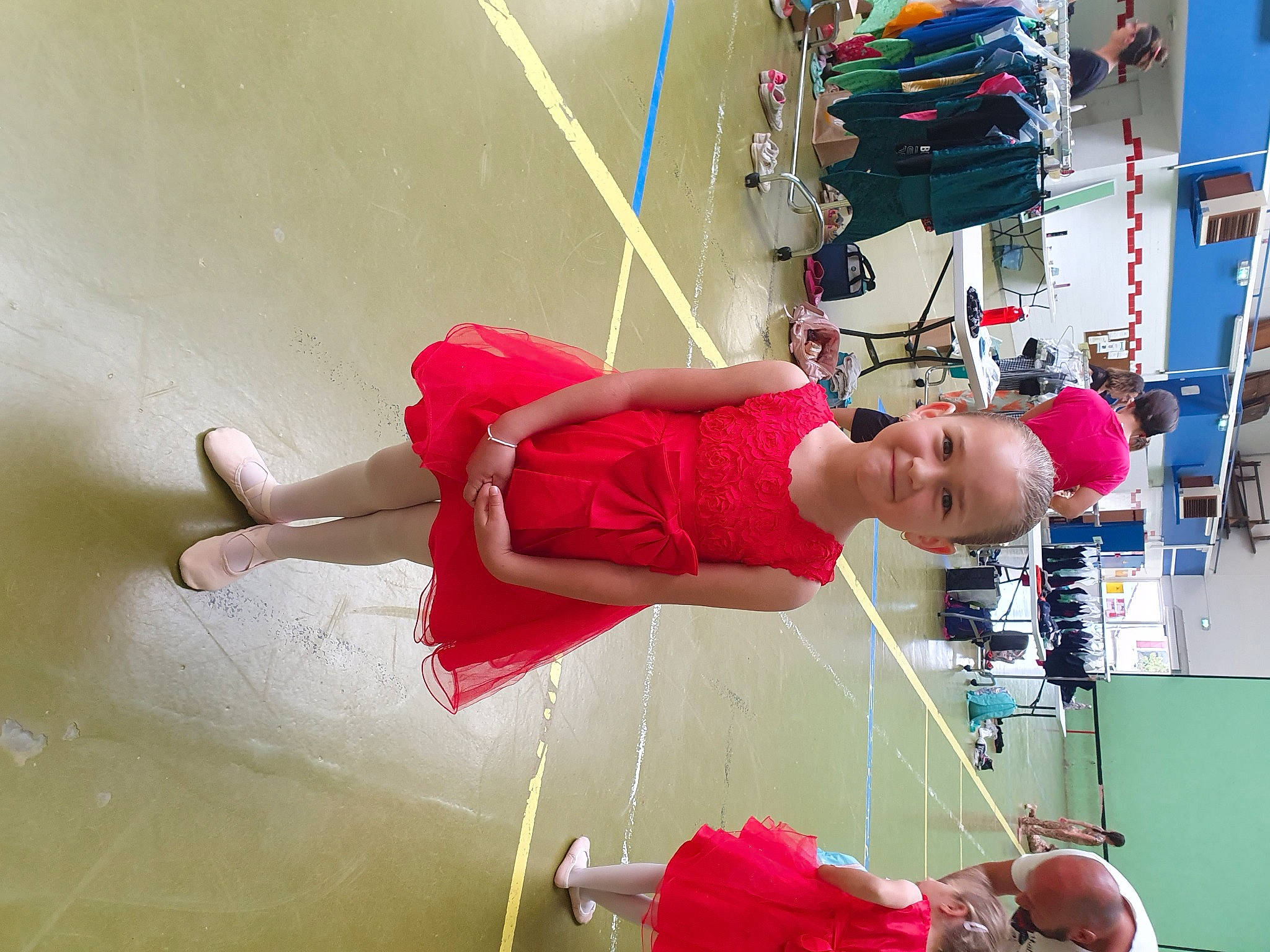 Selena participe au concours pour gagner de l'argent avec cette photo : child, elbow, event, fashion_design, flooring, fun, human_leg, joy, knee, leisure, magenta, performing_arts, person, room, sandal, shorts, t_shirt, thigh