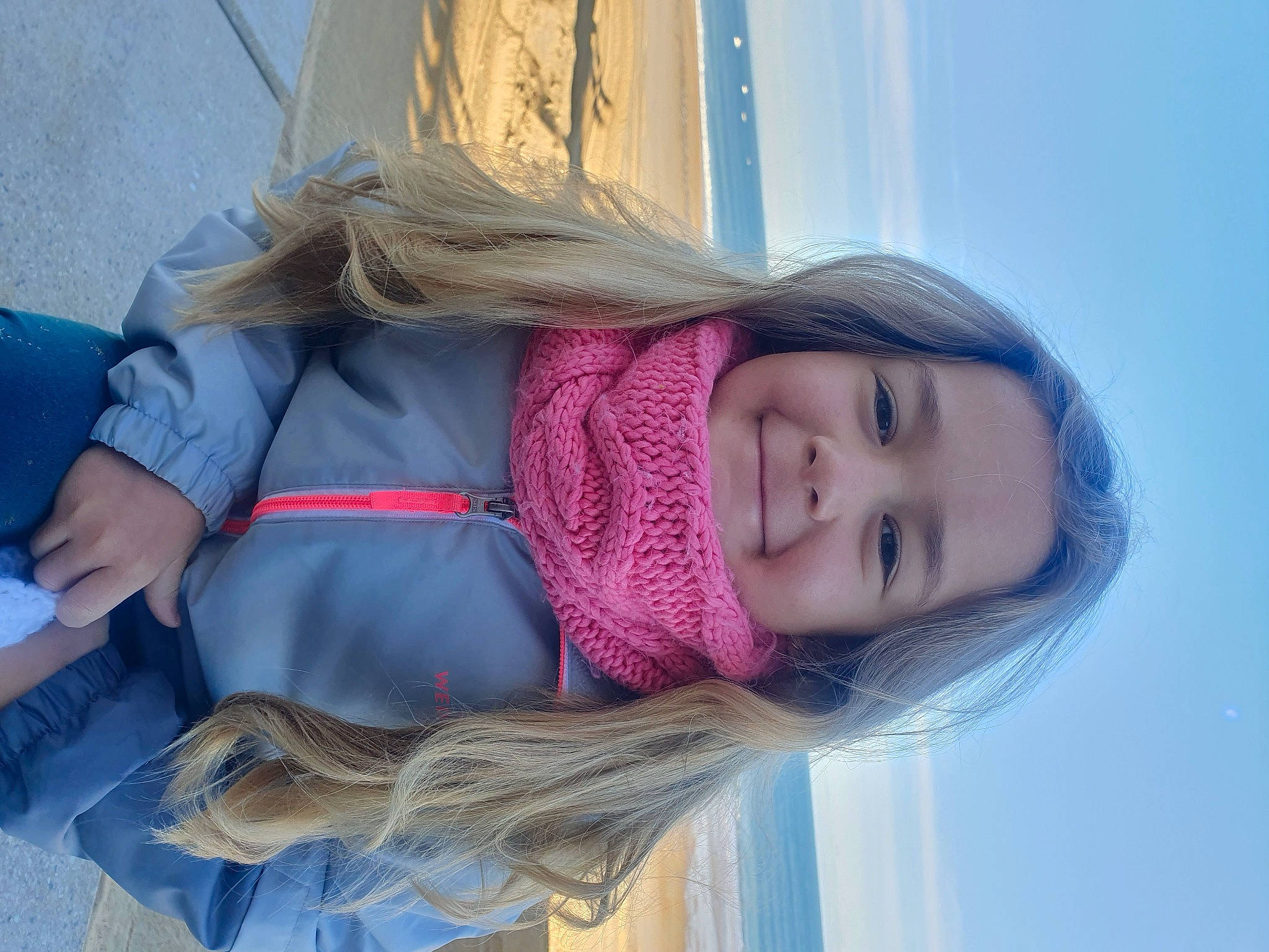 Selena participe au concours pour gagner de l'argent avec cette photo : blond, brown_hair, child, electric_blue, fashion_accessory, fun, hair, happy, human_body, joy, leisure, long_hair, magenta, person, shoulder, sitting, skin, sky, smile, tree