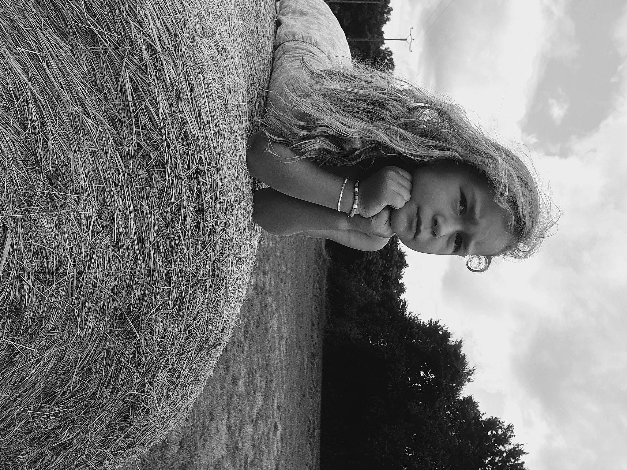 Selena a rejoint le concours — aidez-le/la à gagner de superbes lots ! arm, black, black_and_white, cloud, eye, flash_photography, gesture, hair, hand, happy, head, human_body, people_in_nature, person, plant, shoulder, skin, sky, smile, tree