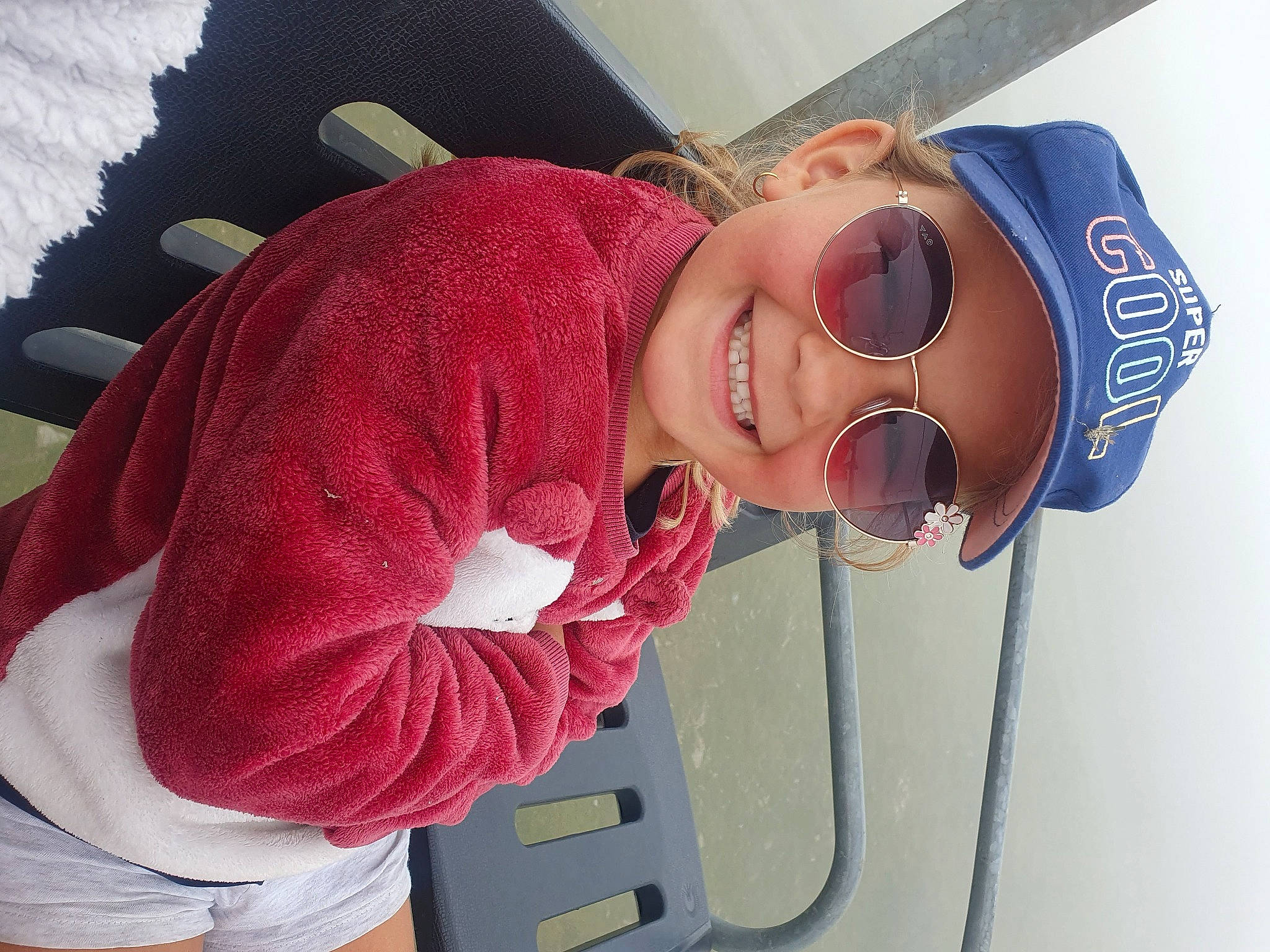 Selena a rejoint le concours — aidez-le/la à gagner de superbes lots ! arm, audio_equipment, elbow, electric_blue, eyewear, fashion_accessory, fun, gesture, glasses, goggles, happy, headwear, human_body, joy, leisure, magenta, mouth, person, personal_protective_equipment, smile