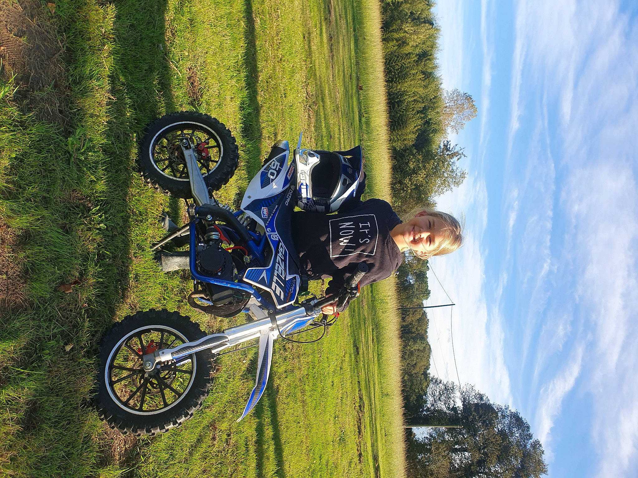 Selena participe au concours pour gagner de l'argent avec cette photo : automotive_tire, automotive_wheel_system, cloud, helmet, joy, leisure, motocross, motor_vehicle, motorcycle, motorcycling, motorsport, person, plant, racing, sky, sports_equipment, stunt, stunt_performer, tire, tree