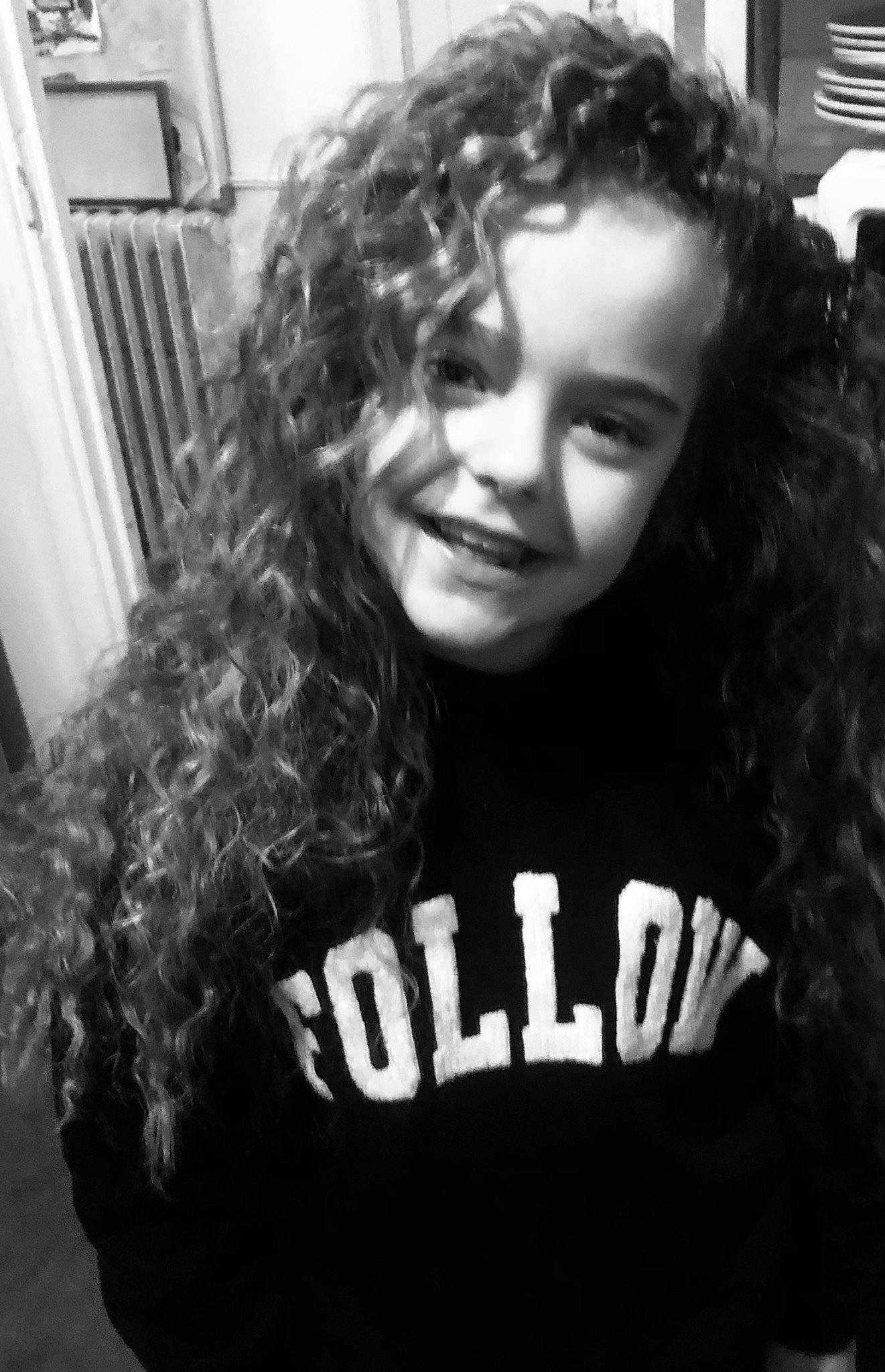 Rose participe au concours pour gagner de l'argent avec cette photo : black_and_white, black_hair, chin, eyebrow, forehead, gesture, hairstyle, happy, jaw, jheri_curl, joy, layered_hair, lip, mouth, person, ringlet, selfie, sleeve, smile, style