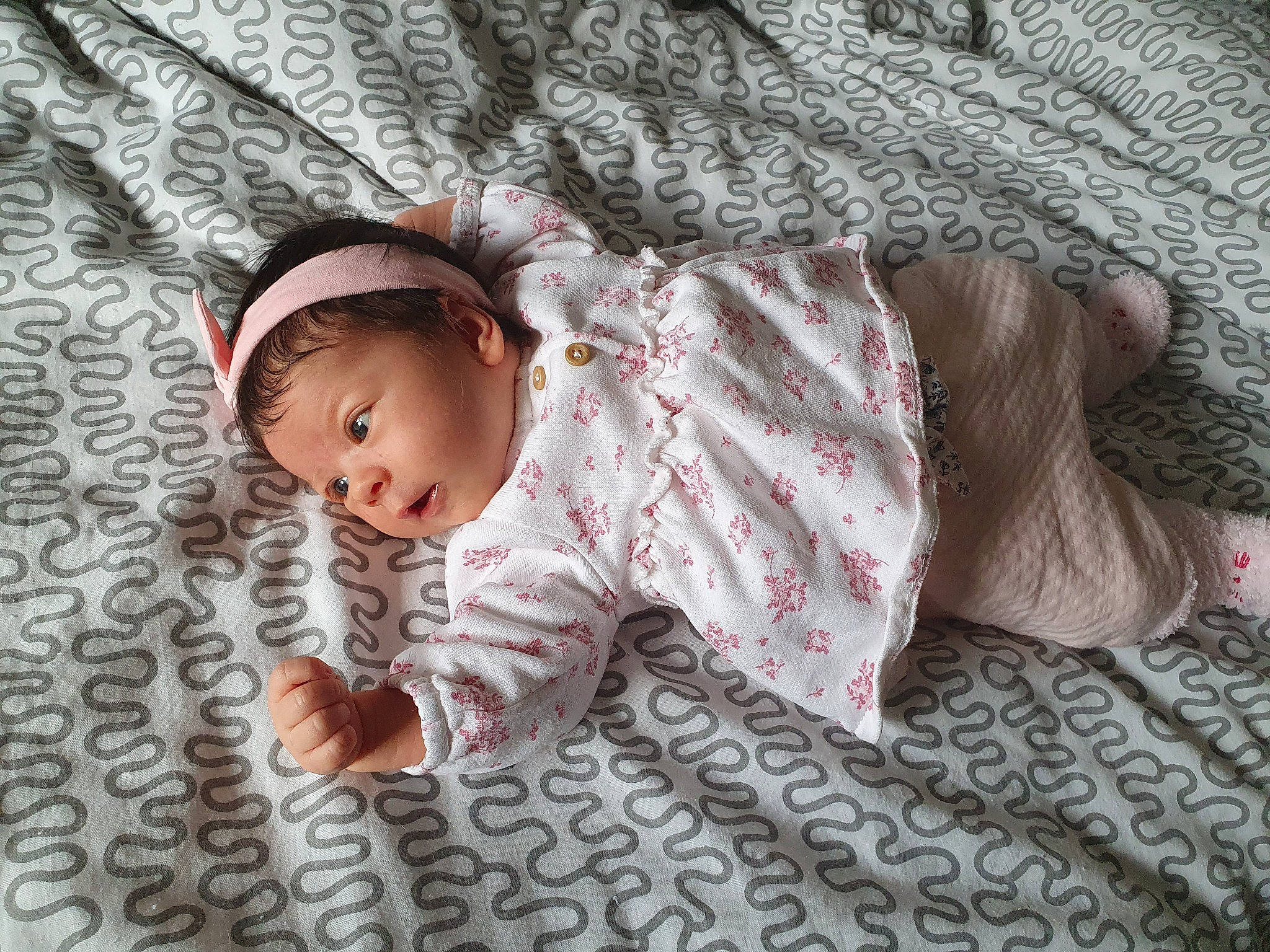 Capucine a rejoint le concours — aidez-le/la à gagner de superbes lots ! baby, baby_products, baby_toddler_clothing, bedding, child, comfort, flooring, foot, grass, linens, mammal, pattern, person, pink, room, sitting, skin, sleeve, toddler, vertebrate