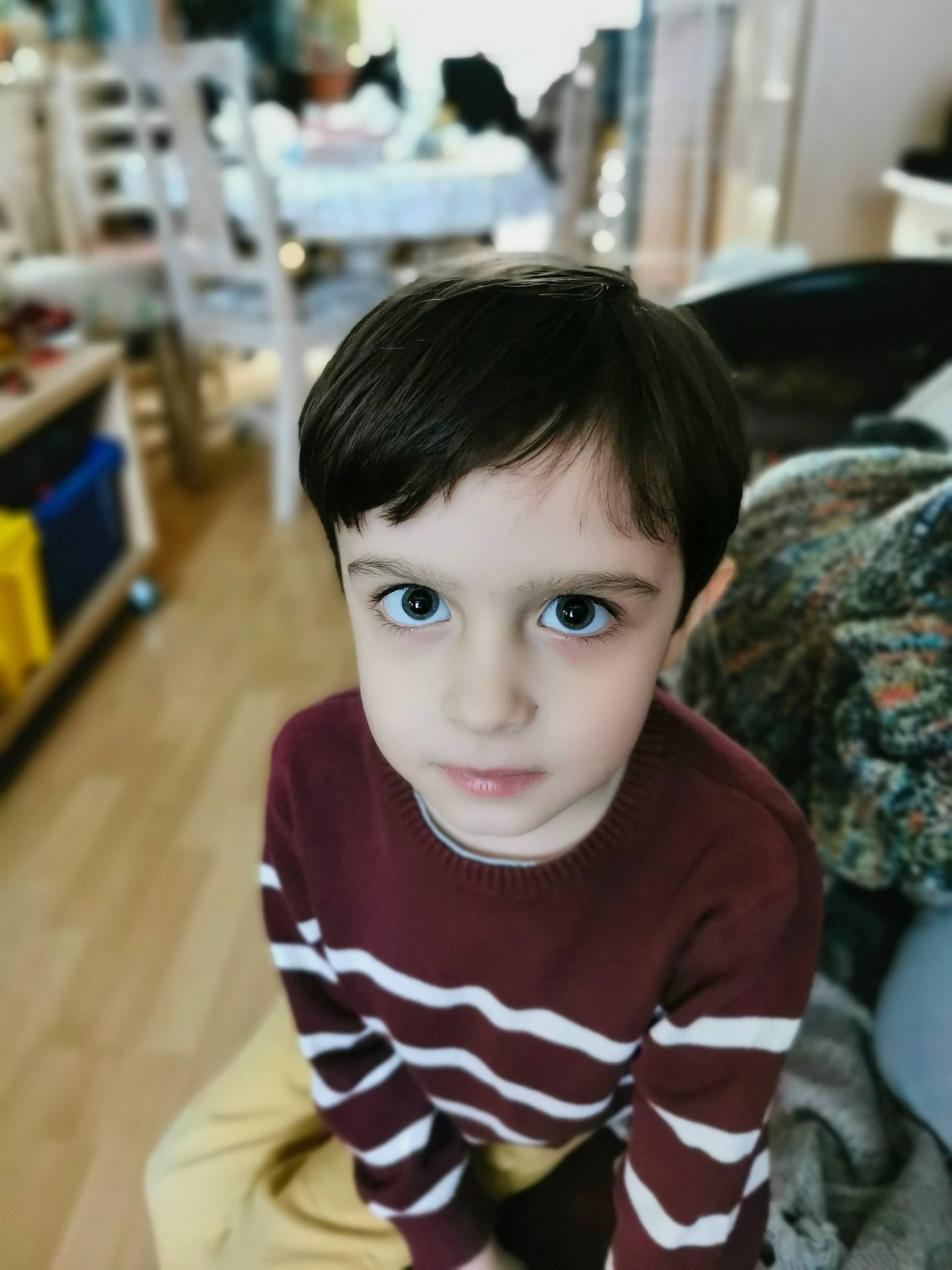 Malonn participe au concours pour gagner de l'argent avec cette photo : baby, baby_toddler_clothing, bangs, black_hair, cheek, child, comfort, eye, face, flooring, fun, happy, hardwood, long_sleeved_t_shirt, nose, person, sitting, sleeve, t_shirt, toddler