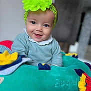 Kylliana a rejoint le concours — aidez-le/la à gagner de superbes lots ! baby, headband, flower, smile, blue_eyes, plush_toy, colorful, indoor, child, cute, happy, infant, clothing, portrait, sitting, soft_focus, decor, young_child, playful, toy