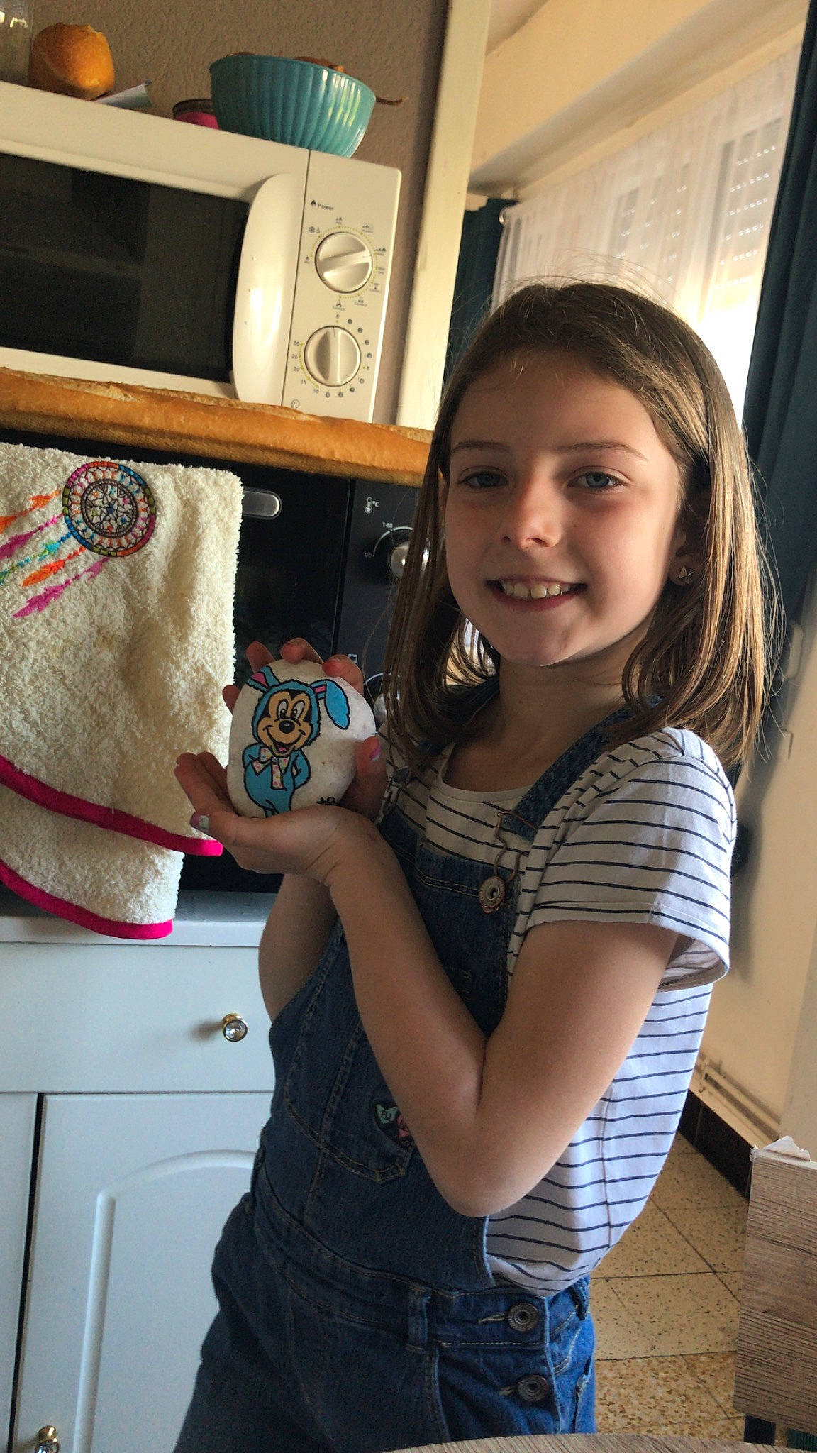 Nina participe au concours pour gagner de l'argent avec cette photo : black_hair, child, curtain, elbow, fashion_accessory, finger, fun, happy, human_leg, joy, pattern, person, plaid, room, sitting, sleeve, smile, t_shirt, thigh, toddler