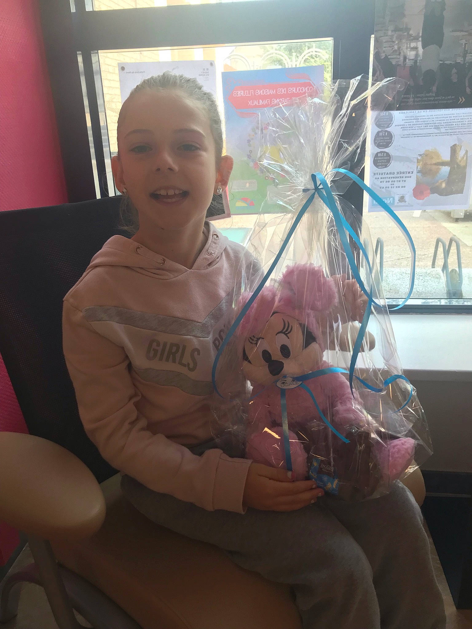 Nina participe au concours pour gagner de l'argent avec cette photo : abdomen, baby_products, chair, child, comfort, event, fun, joint, knee, lap, person, room, shoulder, sitting, skin, smile, stuffed_toy, thigh, toddler, toy