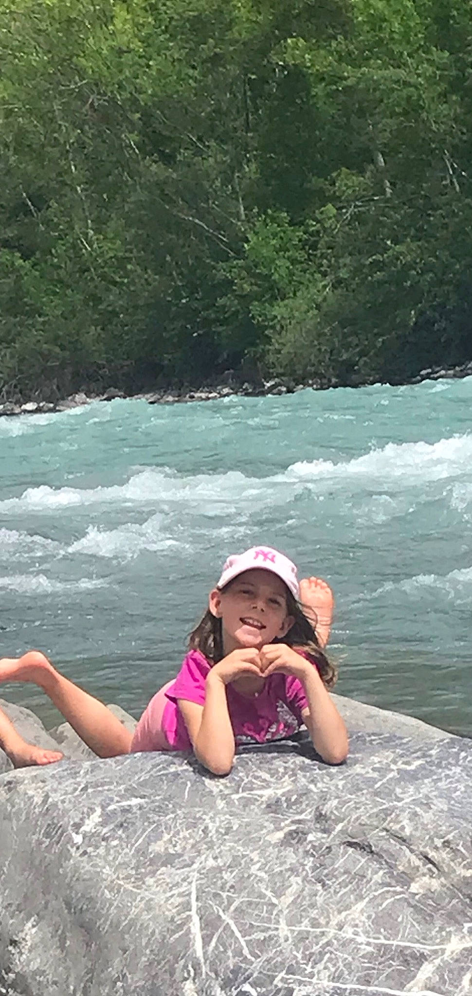 Nina a rejoint le concours — aidez-le/la à gagner de superbes lots ! bank, body_of_water, fluvial_landforms_of_streams, fun, happy, headwear, human, joy, landscape, leg, leisure, mammal, nature, outdoor_recreation, people_in_nature, person, recreation, travel, tree, vertebrate