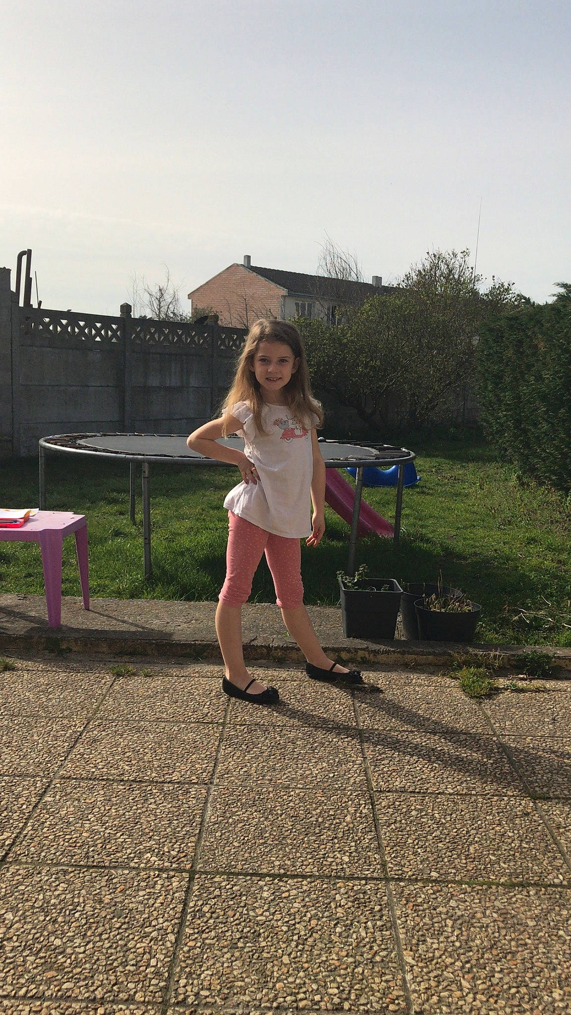 Nina participe au concours pour gagner de l'argent avec cette photo : asphalt, blond, city, denim, eyewear, fawn, fun, grass, human_leg, joy, landscape, leisure, person, plant, recreation, road, road_surface, sandal, sky, street_fashion