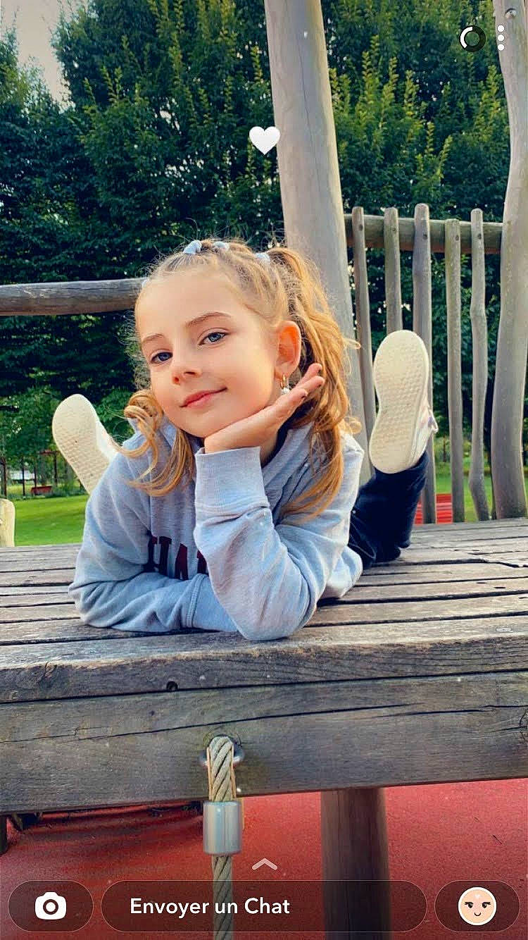 Nina a rejoint le concours — aidez-le/la à gagner de superbes lots ! baby_toddler_clothing, blond, child, finger, fun, grass, hairstyle, happy, hardwood, joy, leisure, people_in_nature, person, product, recreation, sitting, smile, snapshot, standing, toddler