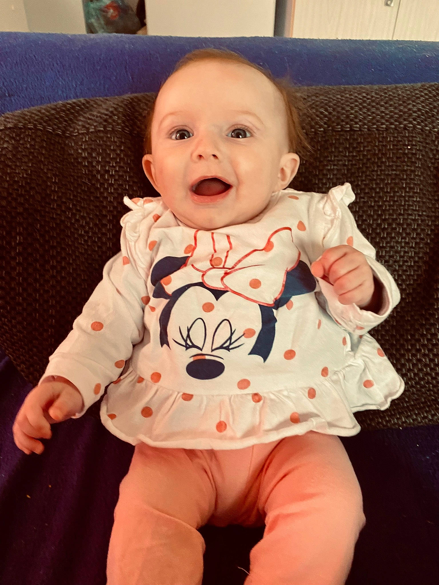 Yléanã a rejoint le concours — aidez-le/la à gagner de superbes lots ! baby, baby_toddler_clothing, cheek, child, collar, comfort, couch, eye, face, flooring, happy, head, human_body, person, pink, product, skin, sleeve, smile, textile